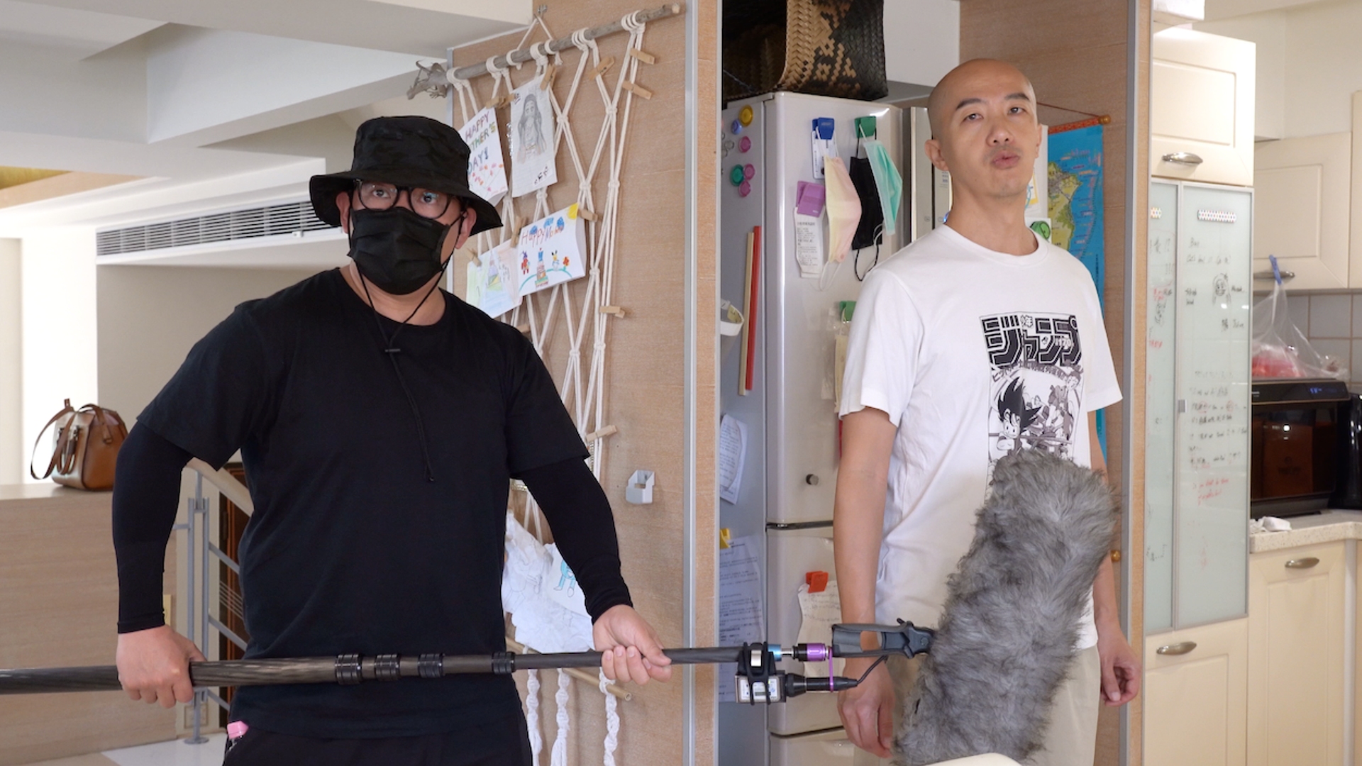 杜汶澤（左）在節目中喬裝成工作人員。（公視提供）