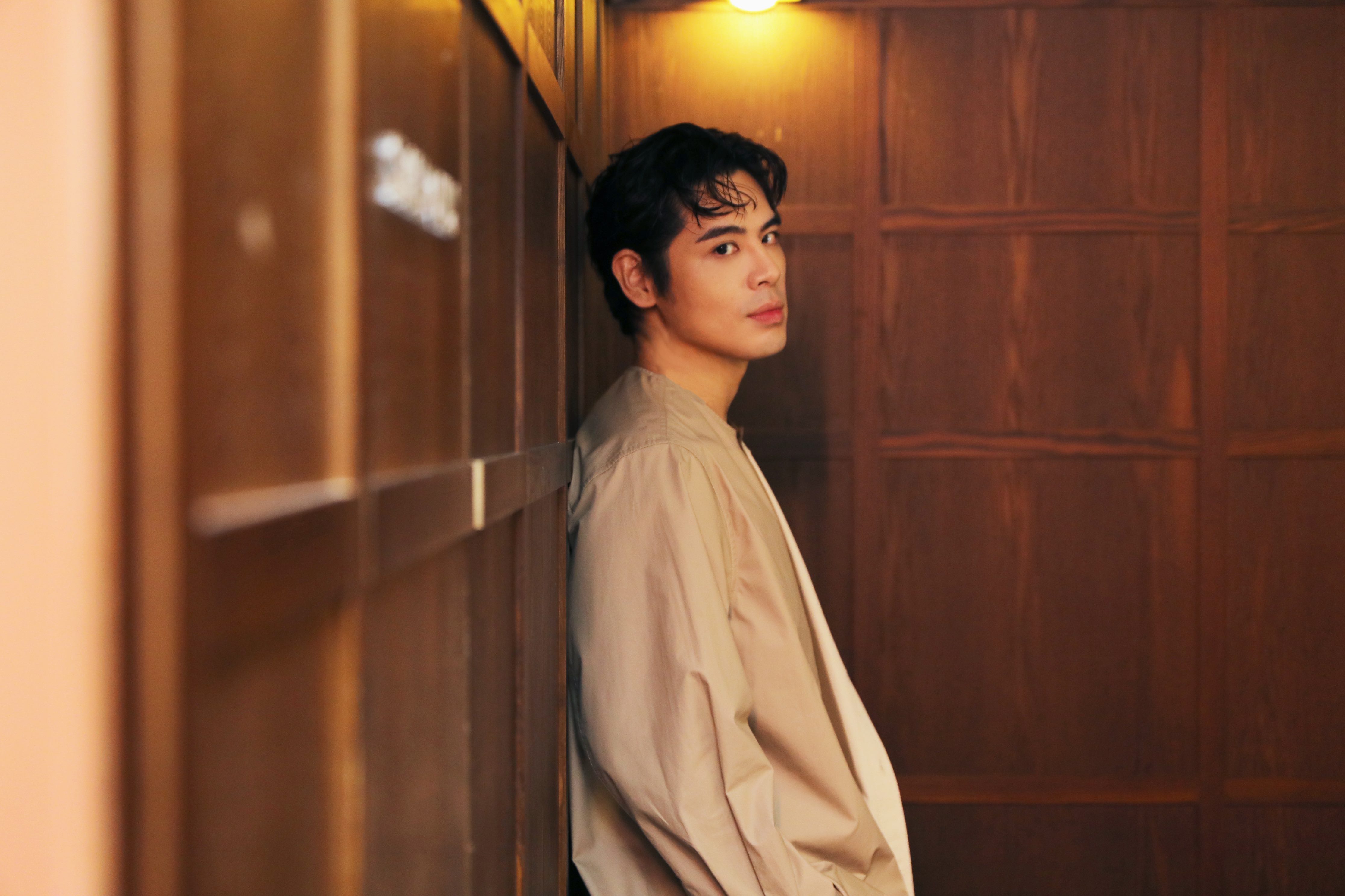 新人江健榆推出首張專輯《當你在城市醒來》。（就愛音樂提供）