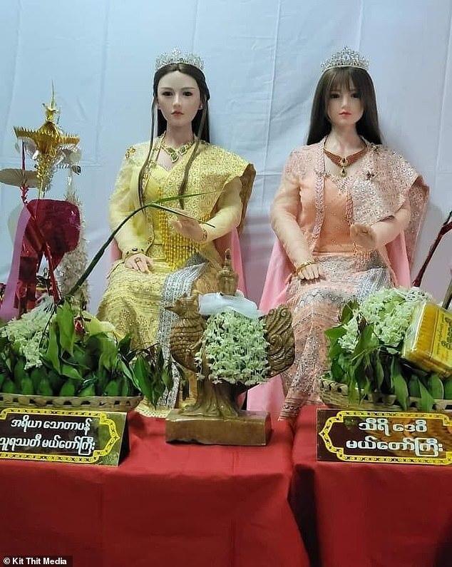 緬甸大金寺突然出現這兩尊突兀的性愛娃娃「佛像」。（翻自《每日郵報》）