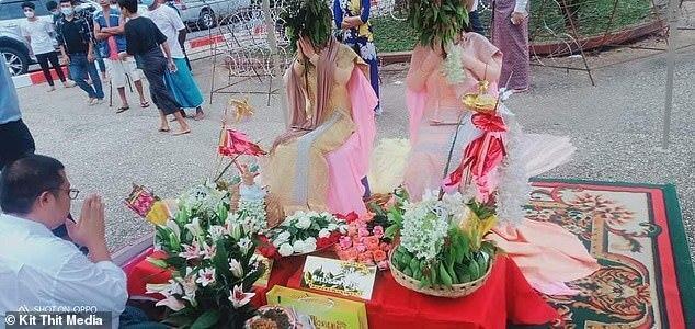 現場還有鮮花素果供奉。（翻自《每日郵報》）