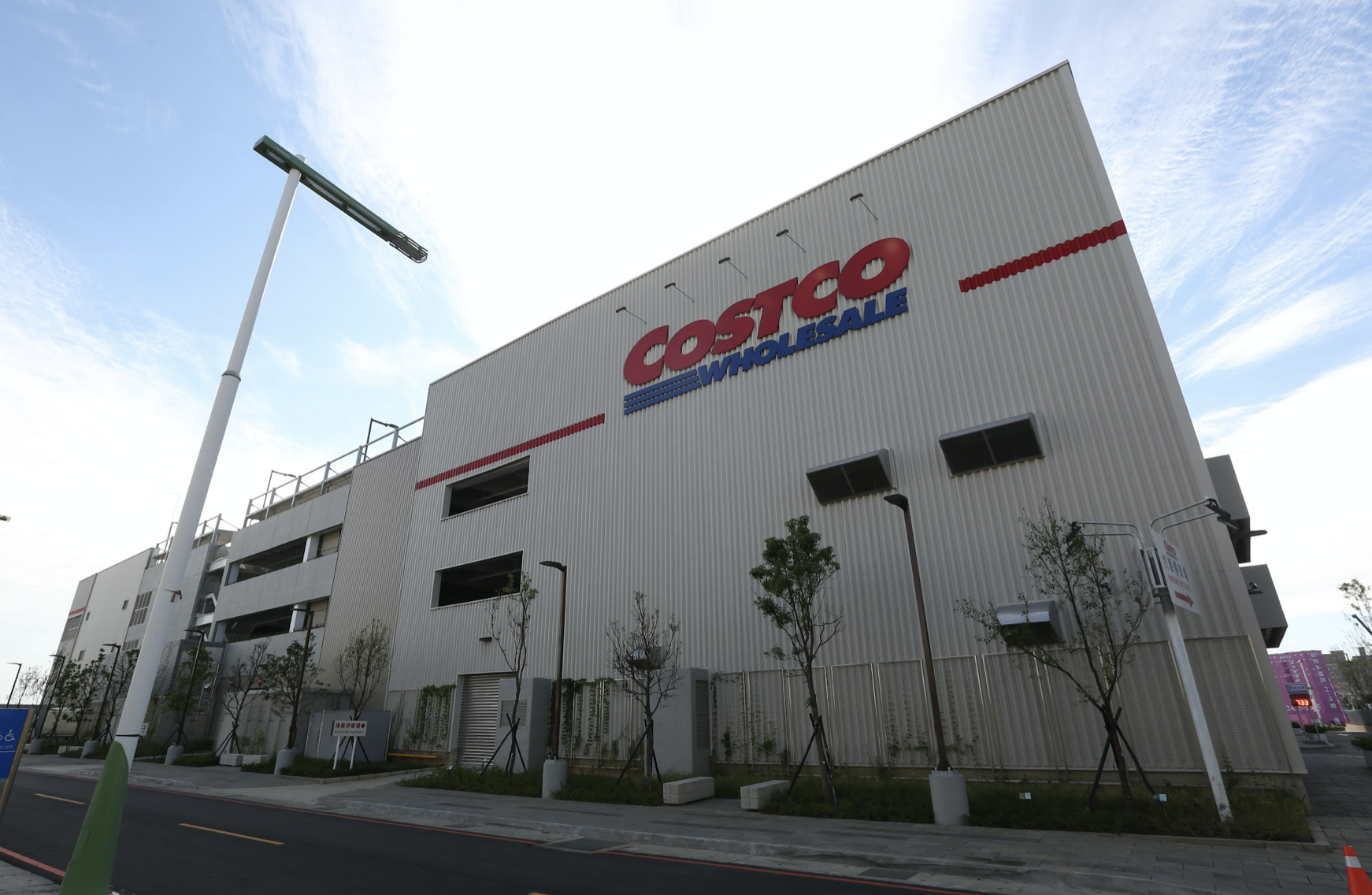 美式賣場好市多（Costco）陸續取消停車免費方案，若前往購物，須達到消費金額才能進行折抵。（示意圖）