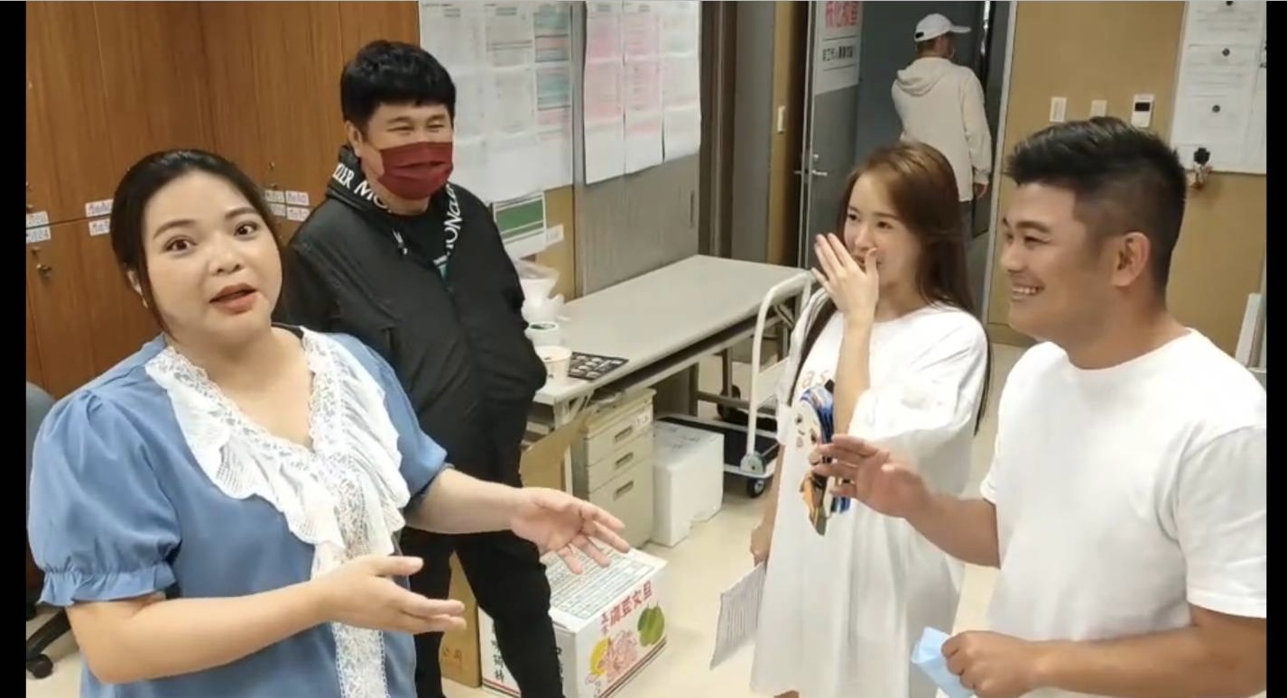 胡瓜探班《市井豪門》，聽到跟波波蓁有親密戲，搞笑喊話要幫馬國畢代排戲。（民視提供）