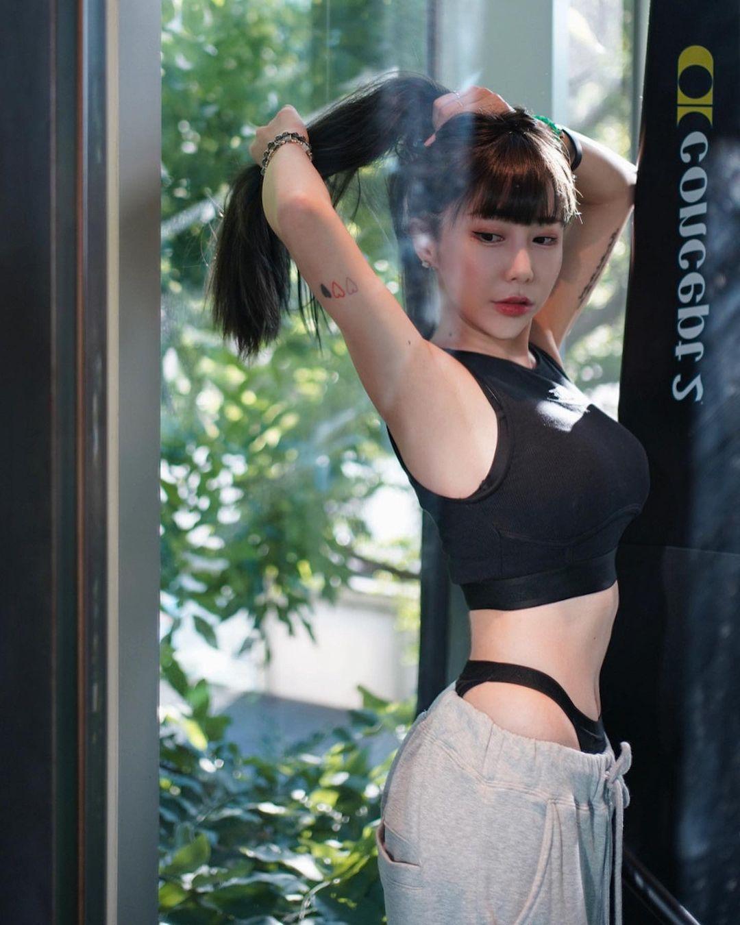 梓梓因擁有32E美胸、螞蟻腰被網友稱為「真人版娜美」。(翻攝IG @t40533)