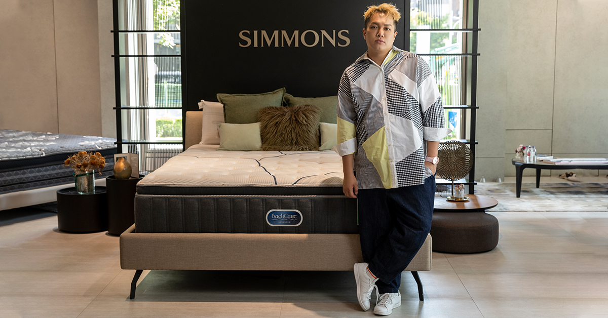 曾身為娛樂記者的關韶文擁有開朗的形象，成功轉型為滿滿正能量的知名Youtuber。