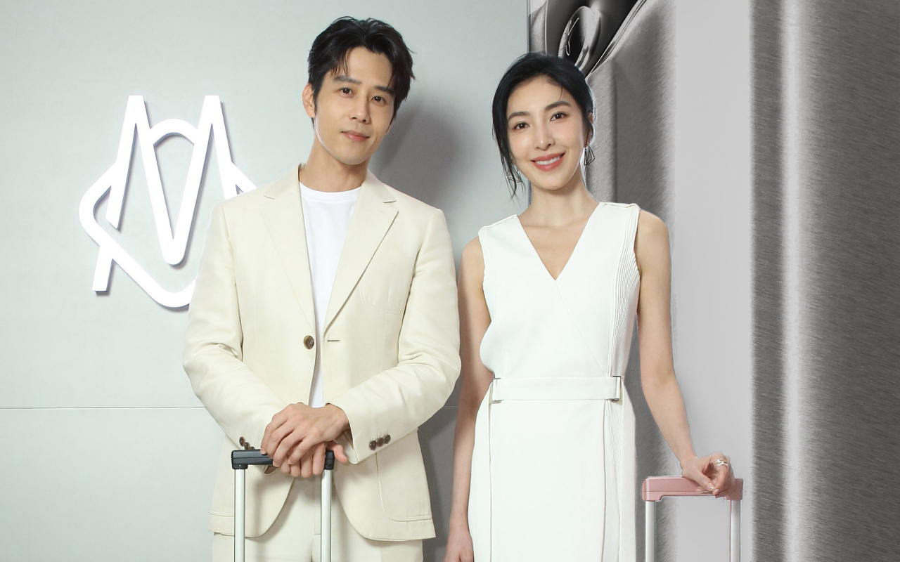 楊謹華（右）、胡宇威（左）出席Rimowa台中大遠百全新概念店開幕。（Rimowa提供）