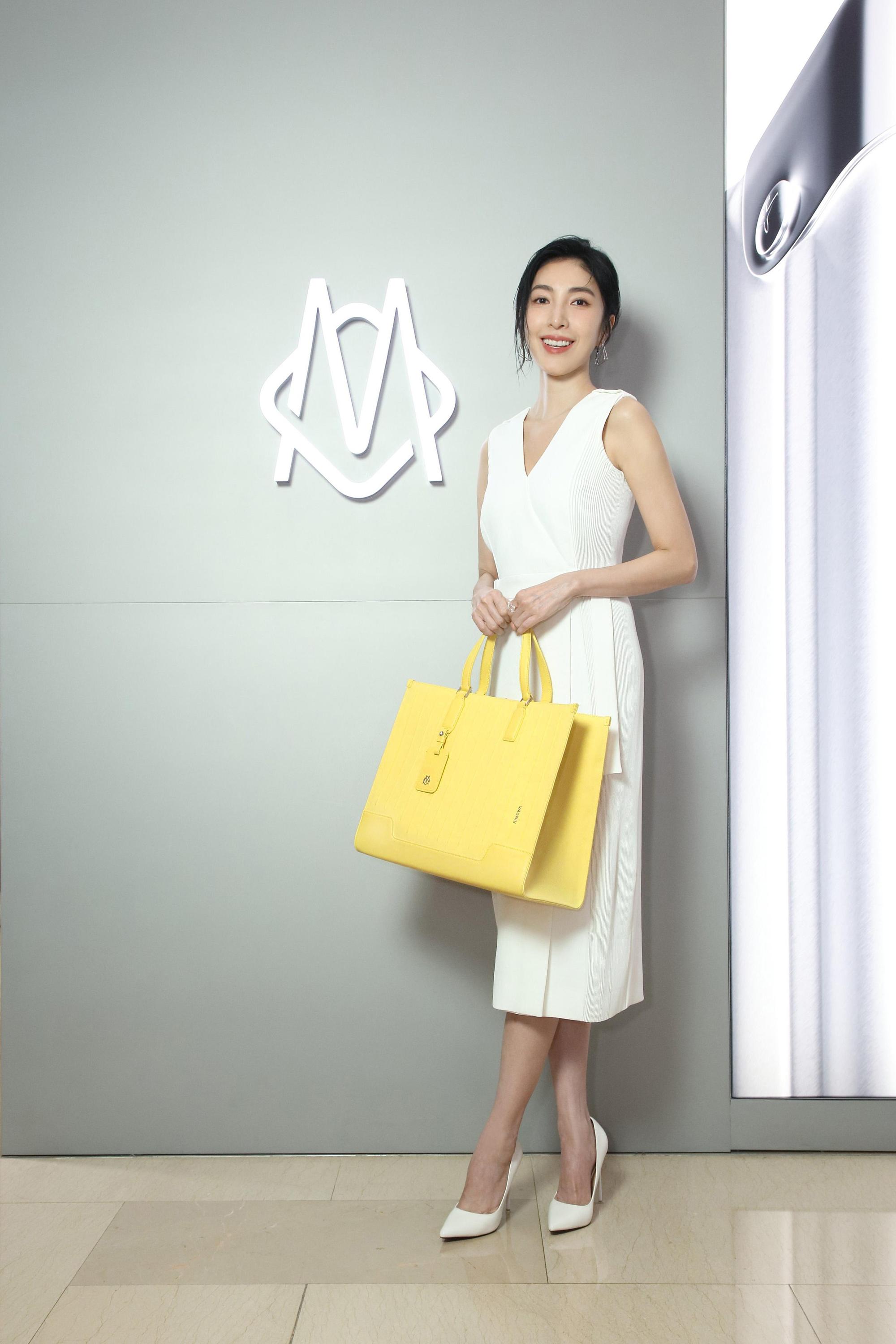 楊謹華手提Never Still Citron香檸黃色大型手挽袋,NT$40,000。(Rimowa提供)