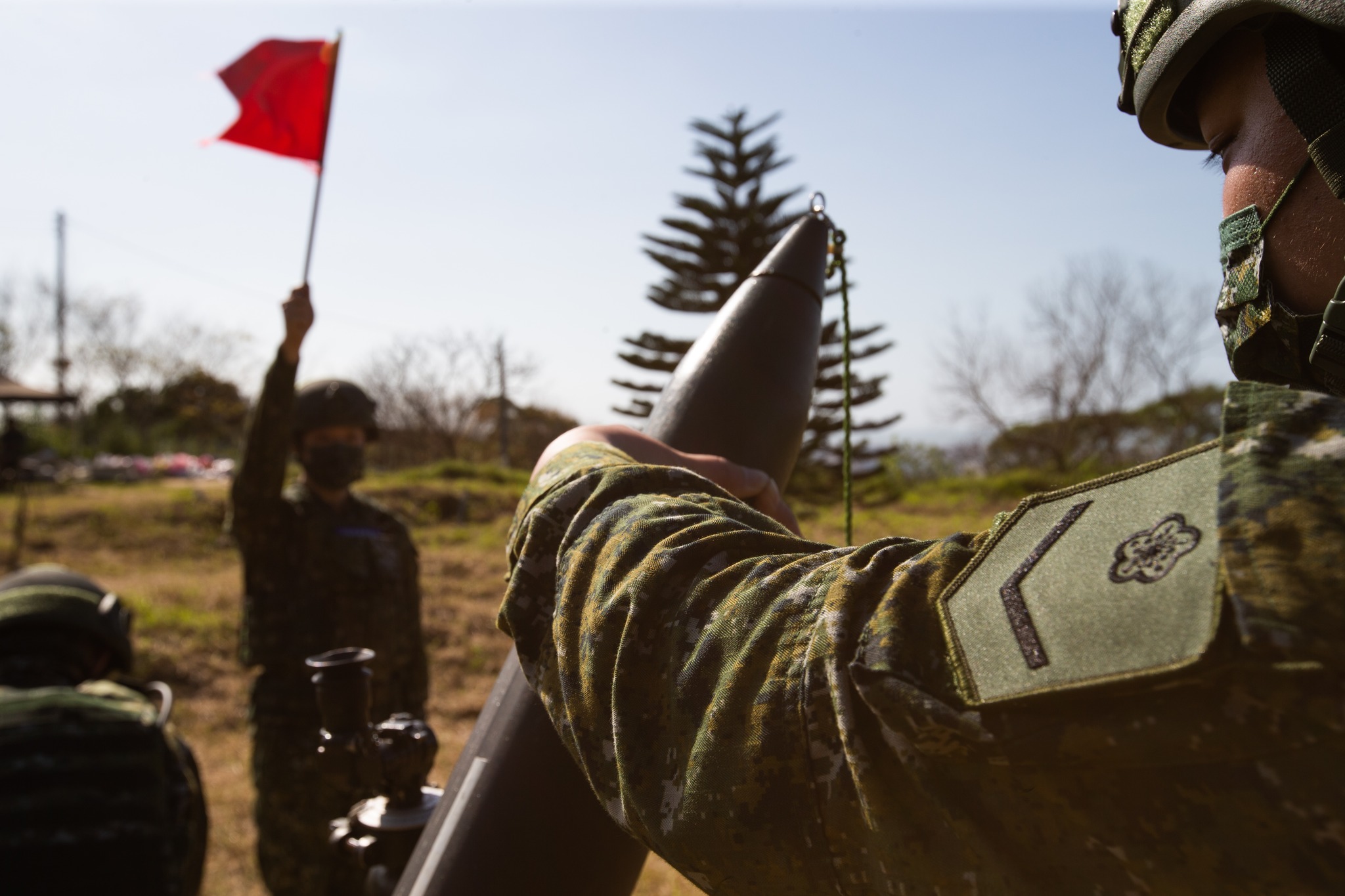 教準部北測中心進訓部隊今日實彈射擊鑑測時，一枚66火箭彈於搬運過程中不明原因擊發，造成4名官兵輕傷。（示意圖，翻攝自國防部發言人臉書）