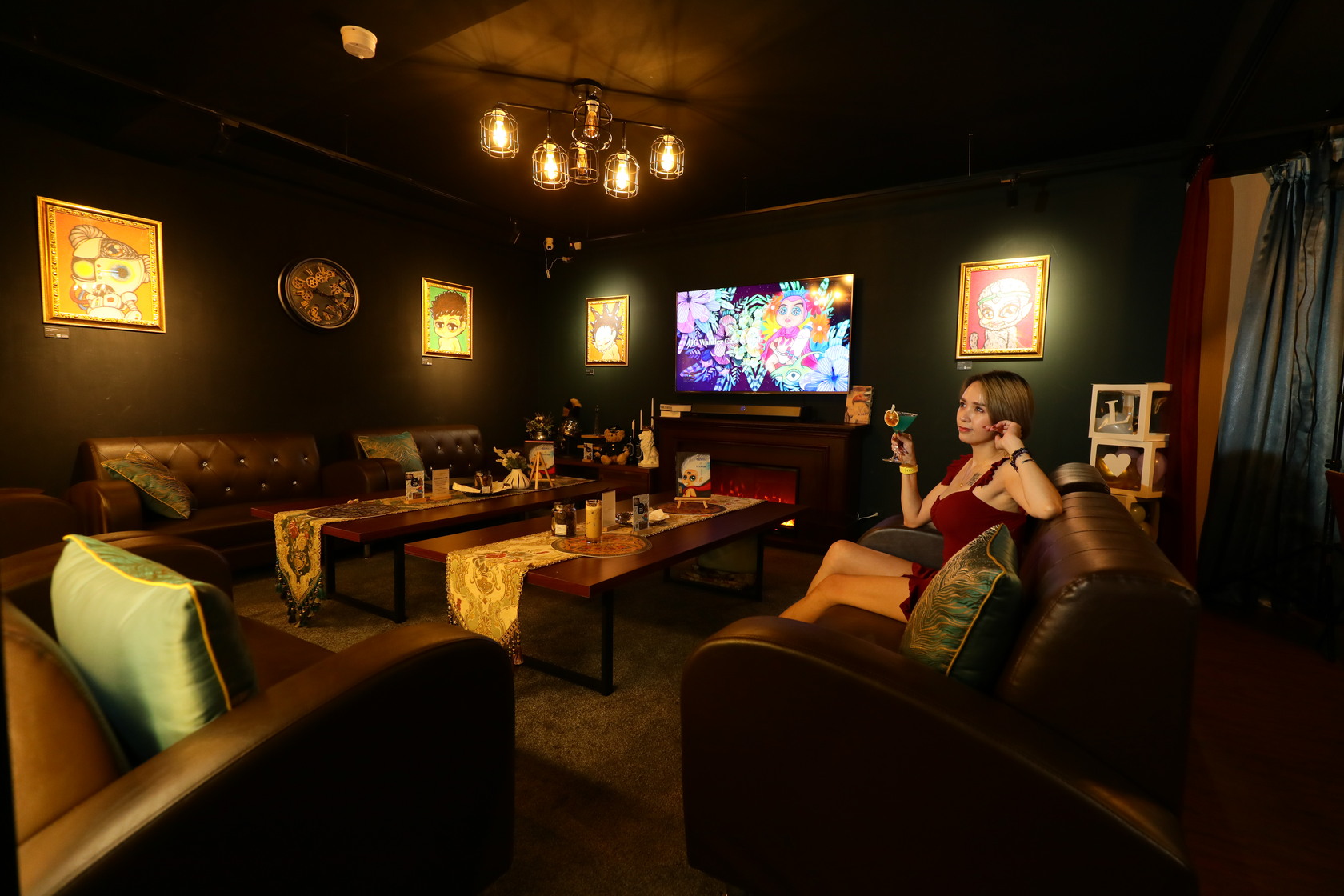 「D.G. Wander Café & Club」的地下室酒吧呈現的是城市迷濛的夜晚。