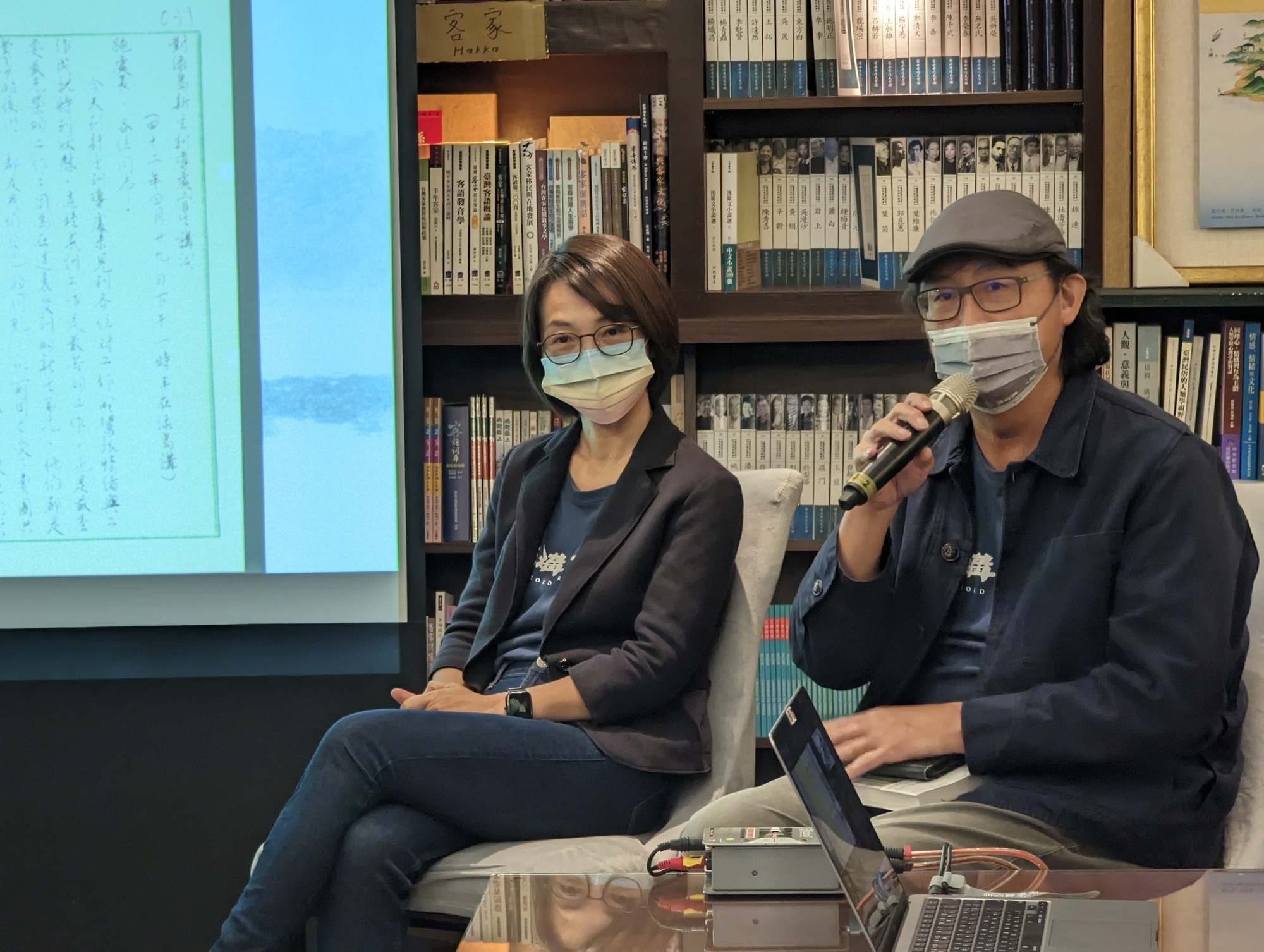 電影出品人姚文智、導演周美玲出席活動說明《流麻溝十五號》中AI聲音模擬技術。(牽猴子提供)