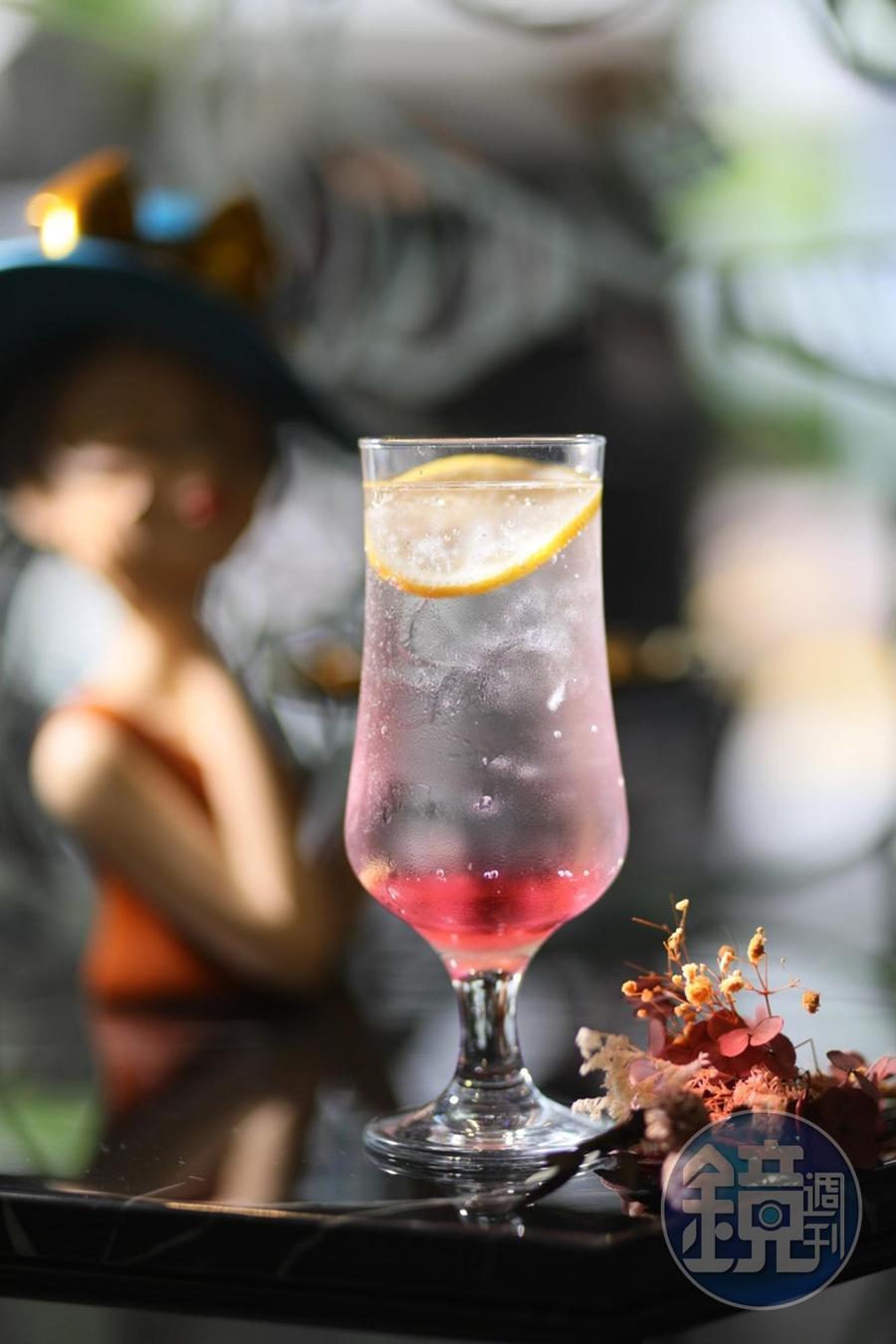 或者來一杯無酒精飲料「玫瑰氣泡飲」喝起來爽口又解渴。（110元／杯）