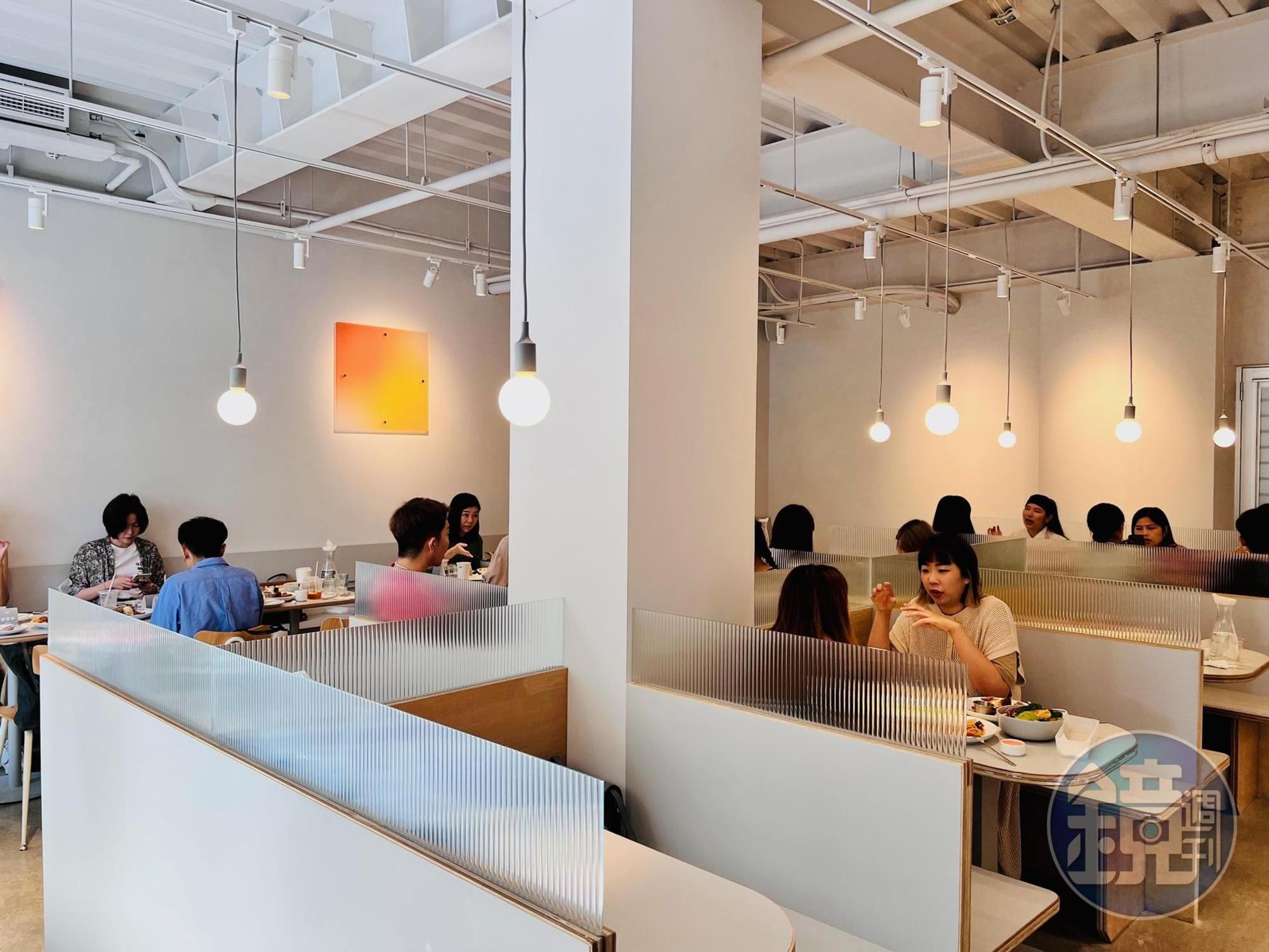 BRUN不然信義店空間運用灰白色和木質調形塑出清新舒心的溫潤感。