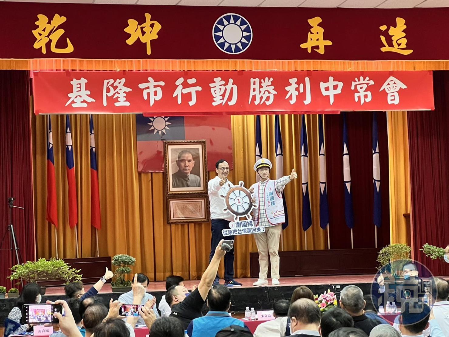 國民黨基隆市長候選人謝國樑在行動中常會上爆料，控民進黨對手蔡適應競選團隊涉嫌賄選。