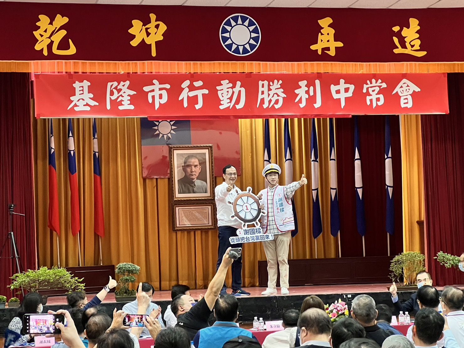 國民黨基隆市長候選人謝國樑在行動中常會上爆料，控民進黨對手蔡適應競選團隊涉嫌賄選。