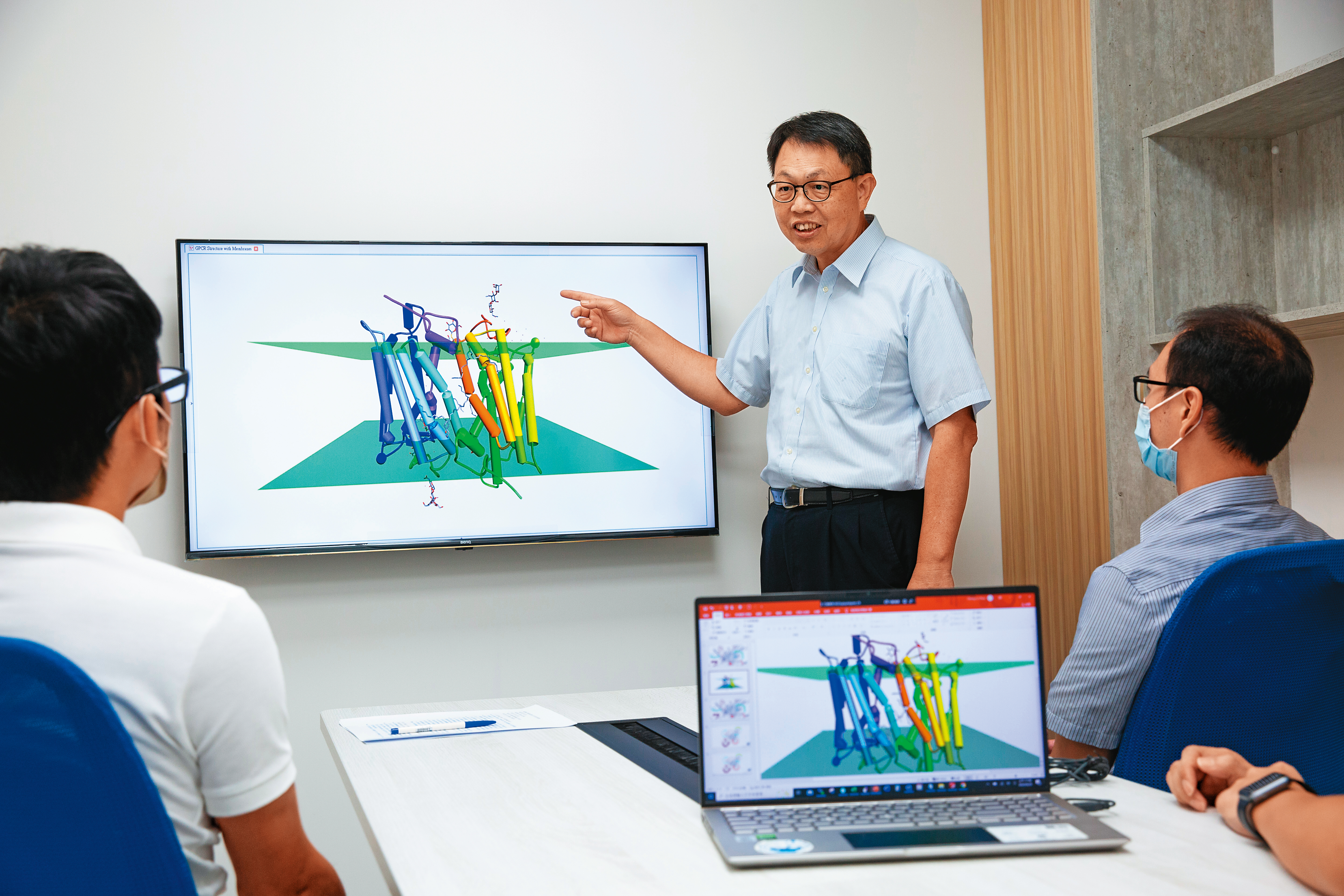 安宏生醫是目前台灣極少數自建AI平台的新藥研發公司。圖中為安宏生醫執行長林助強。