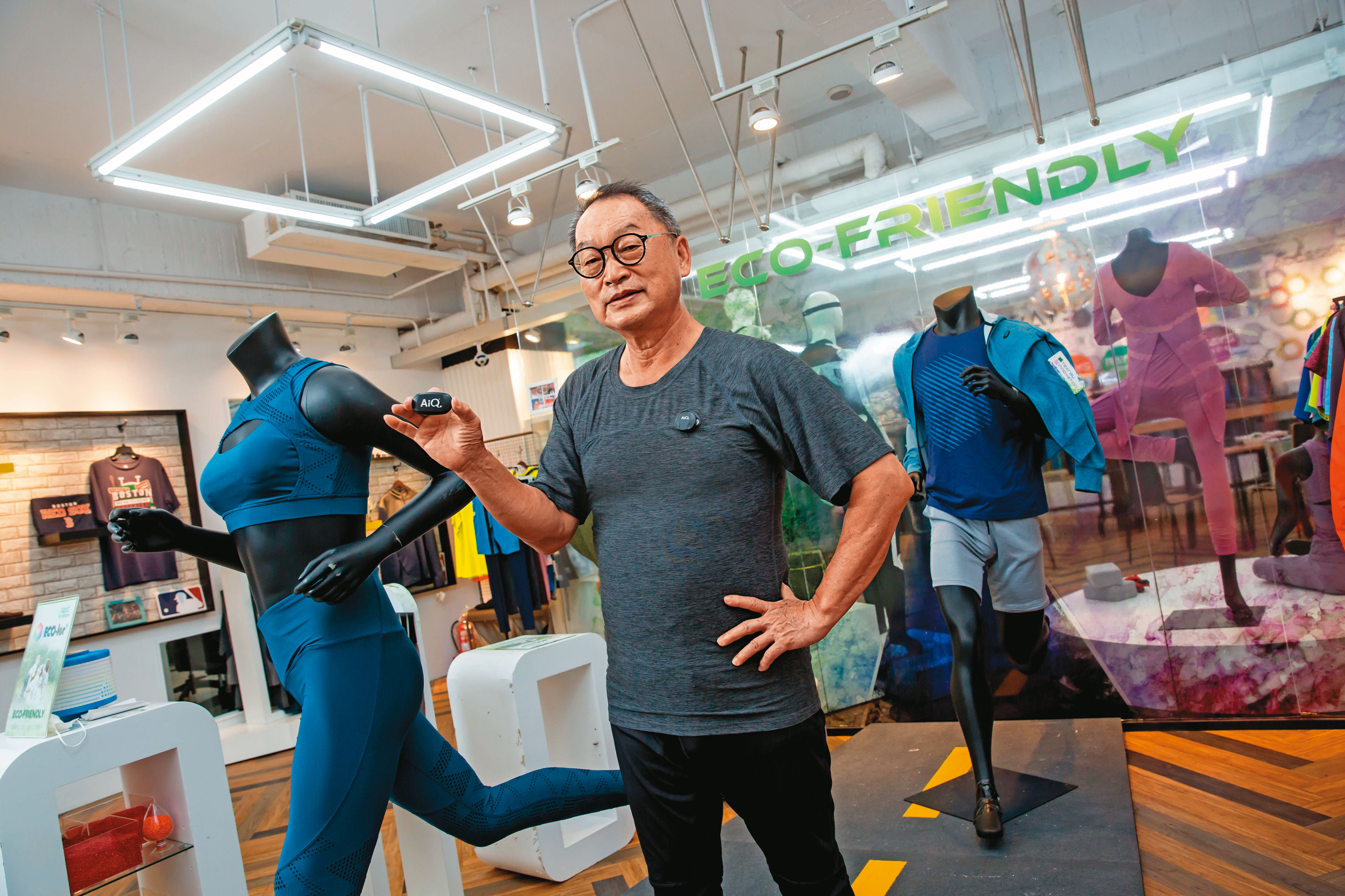 林瑞岳身穿的智慧衣集結南緯的製衣技術，織進相關企業金鼎科的金屬線，崁入AiQ的傳感器，可偵測心率等身體狀況。