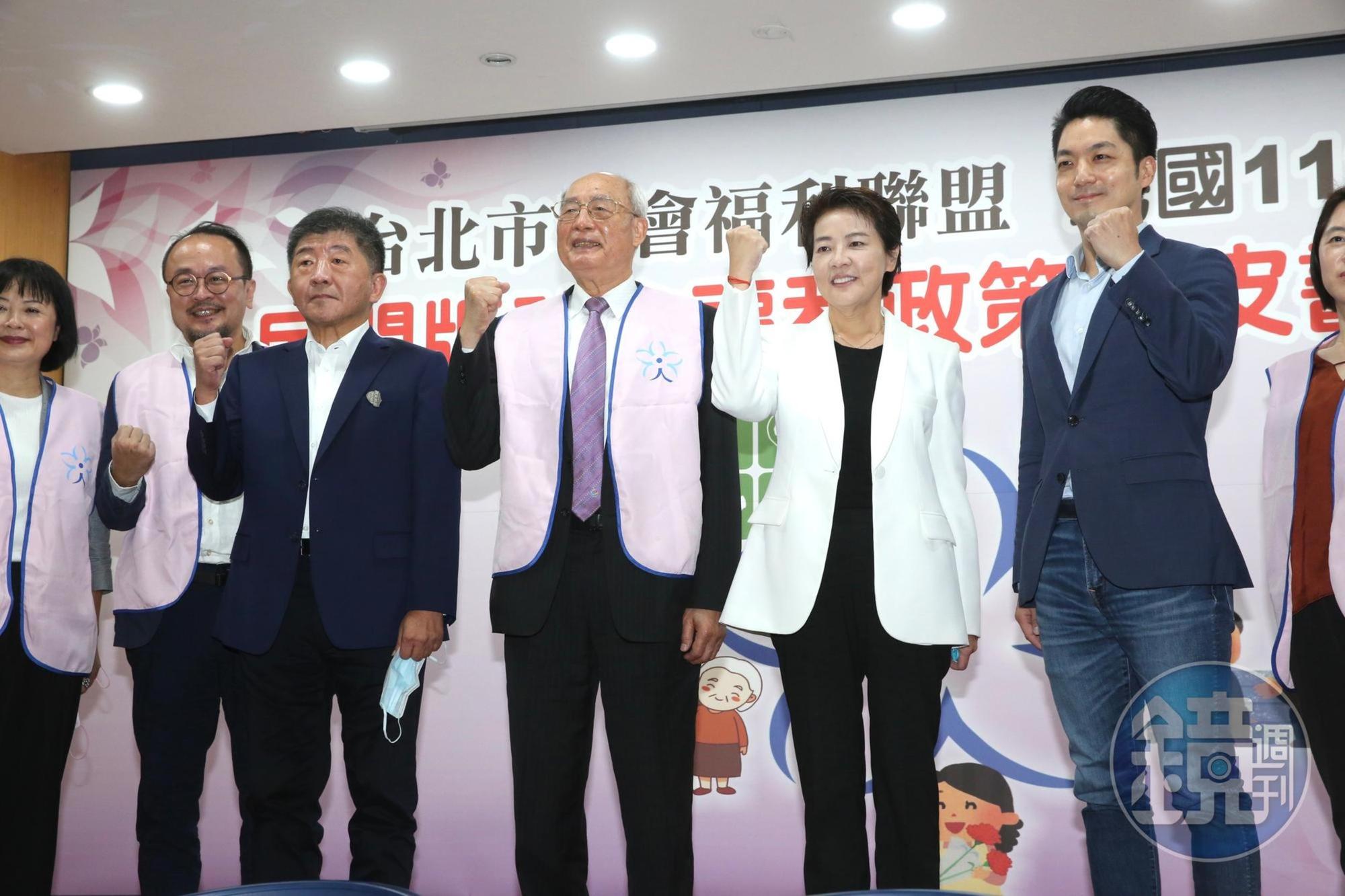 陳時中(左3)因高端委託公司涉中資一事,被對手黃珊珊(右3)與蔣萬安(右2)批評沒有抗中保台。