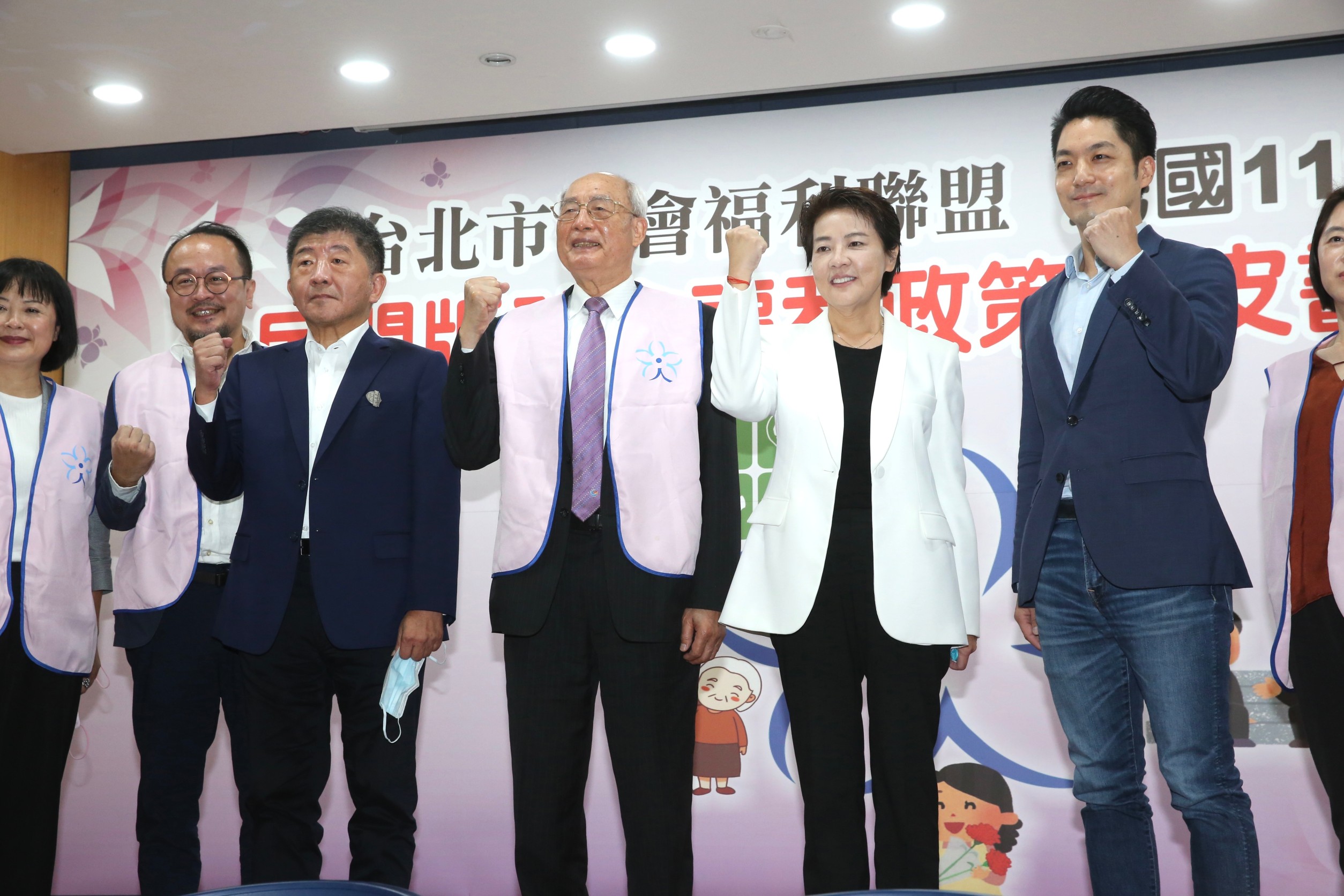 陳時中（左3）因高端委託公司涉中資一事，被對手黃珊珊（右3）與蔣萬安（右2）批評沒有抗中保台。