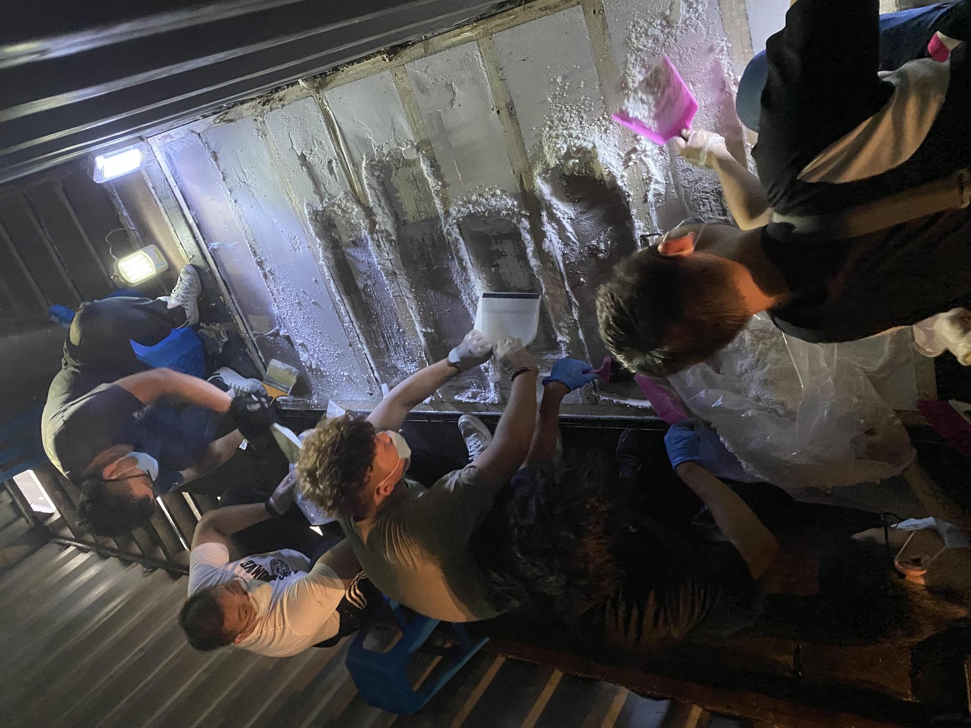警方挖開毒品夾藏清點數量。(警方提供)