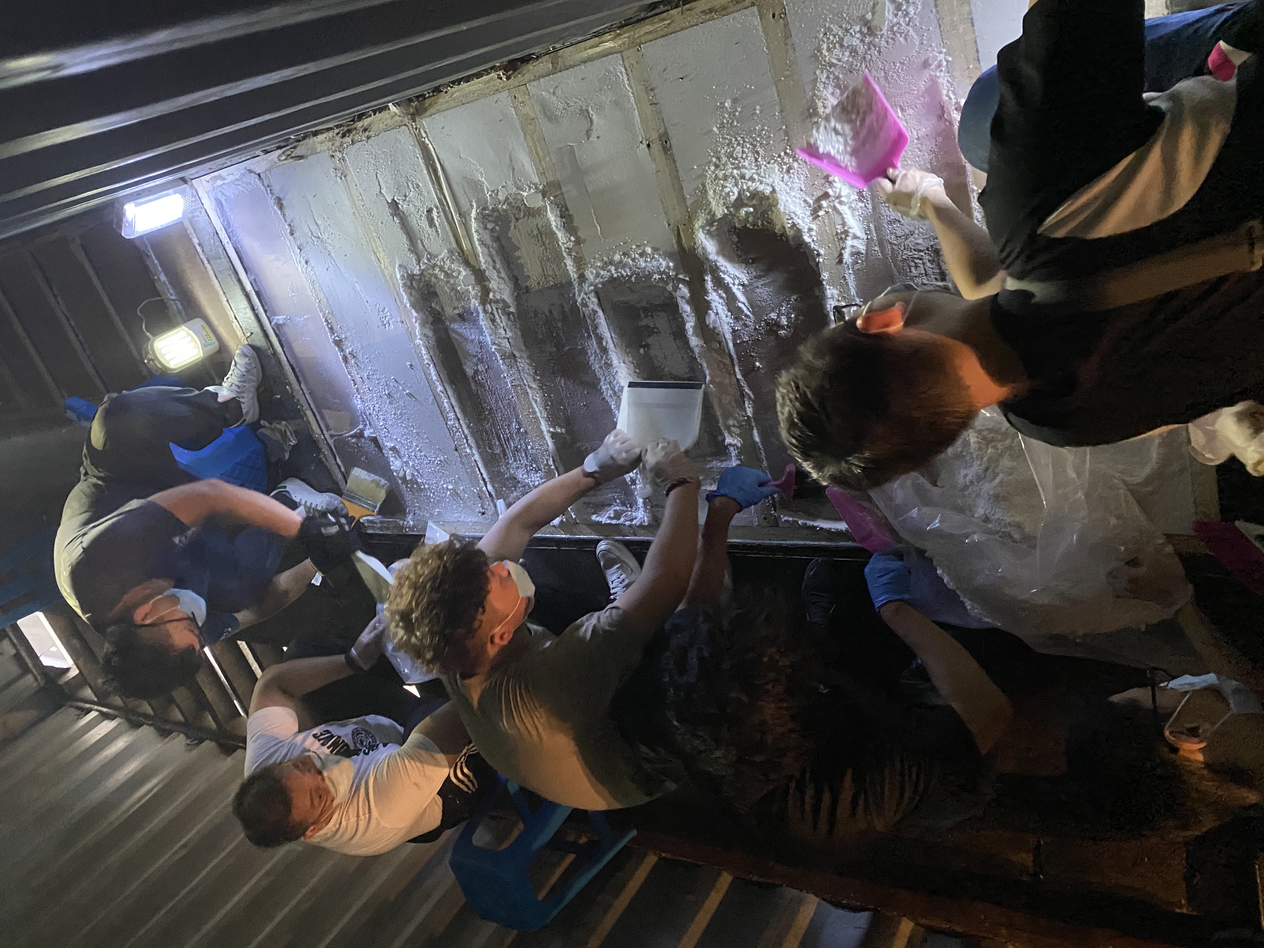 警方挖開毒品夾藏清點數量。（警方提供）
