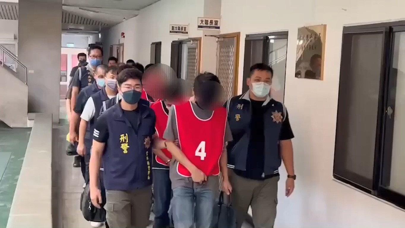 警方移送多名嫌犯。（警方提供）