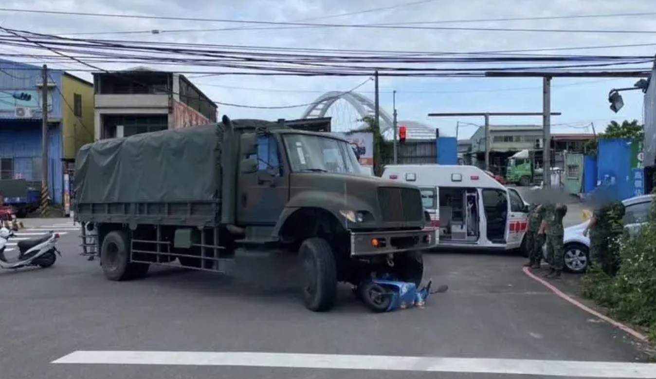 陳姓士兵昨駕駛軍卡,不慎和一台機車發生車禍,導致機車上母女雙亡。(翻攝自記者爆料網)