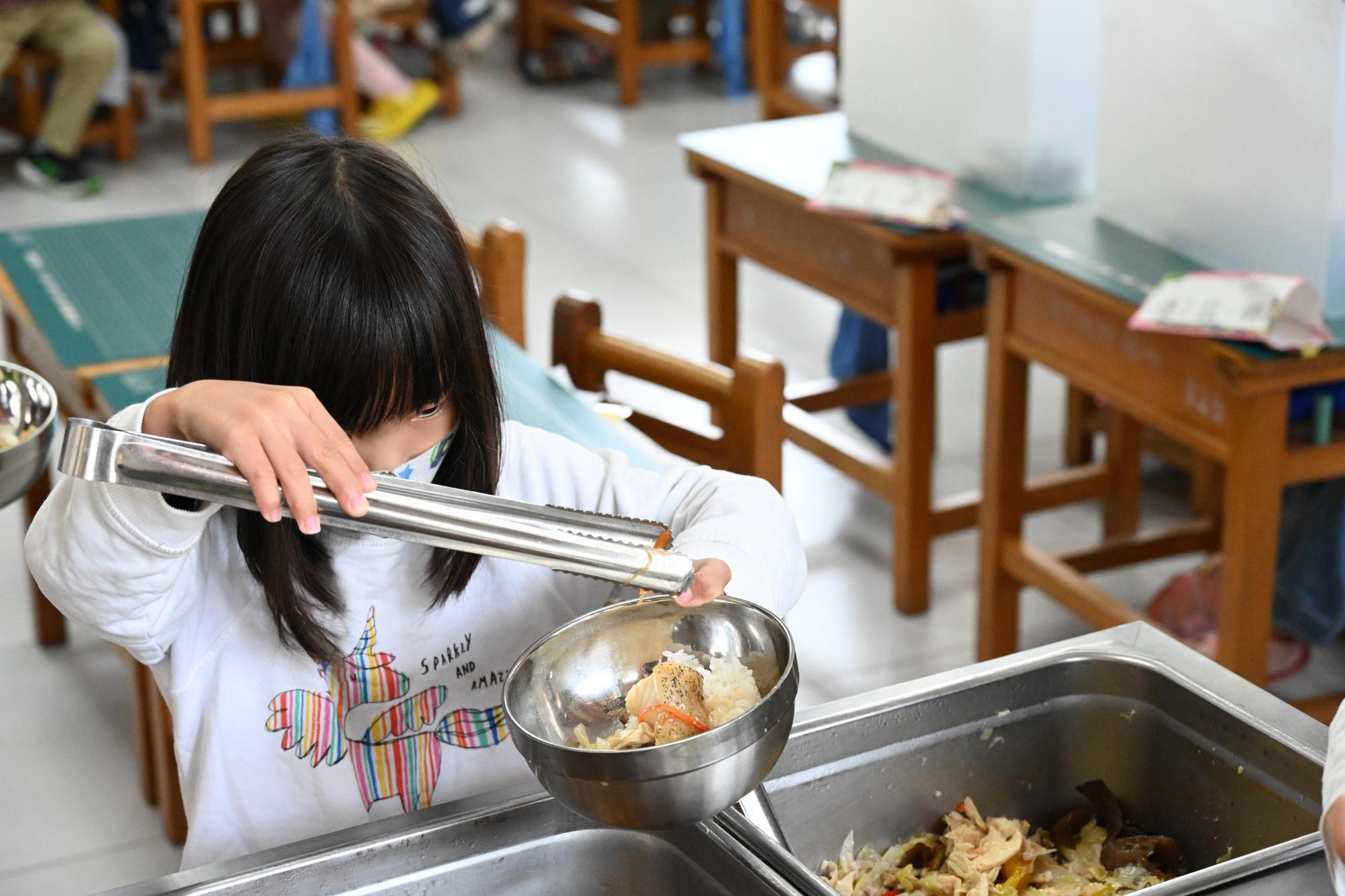 竹縣國中、小共有122所，每月的石斑魚採購量為4,691公斤，所有學校在本月底前都能吃到石斑魚。（新竹縣政府提供）