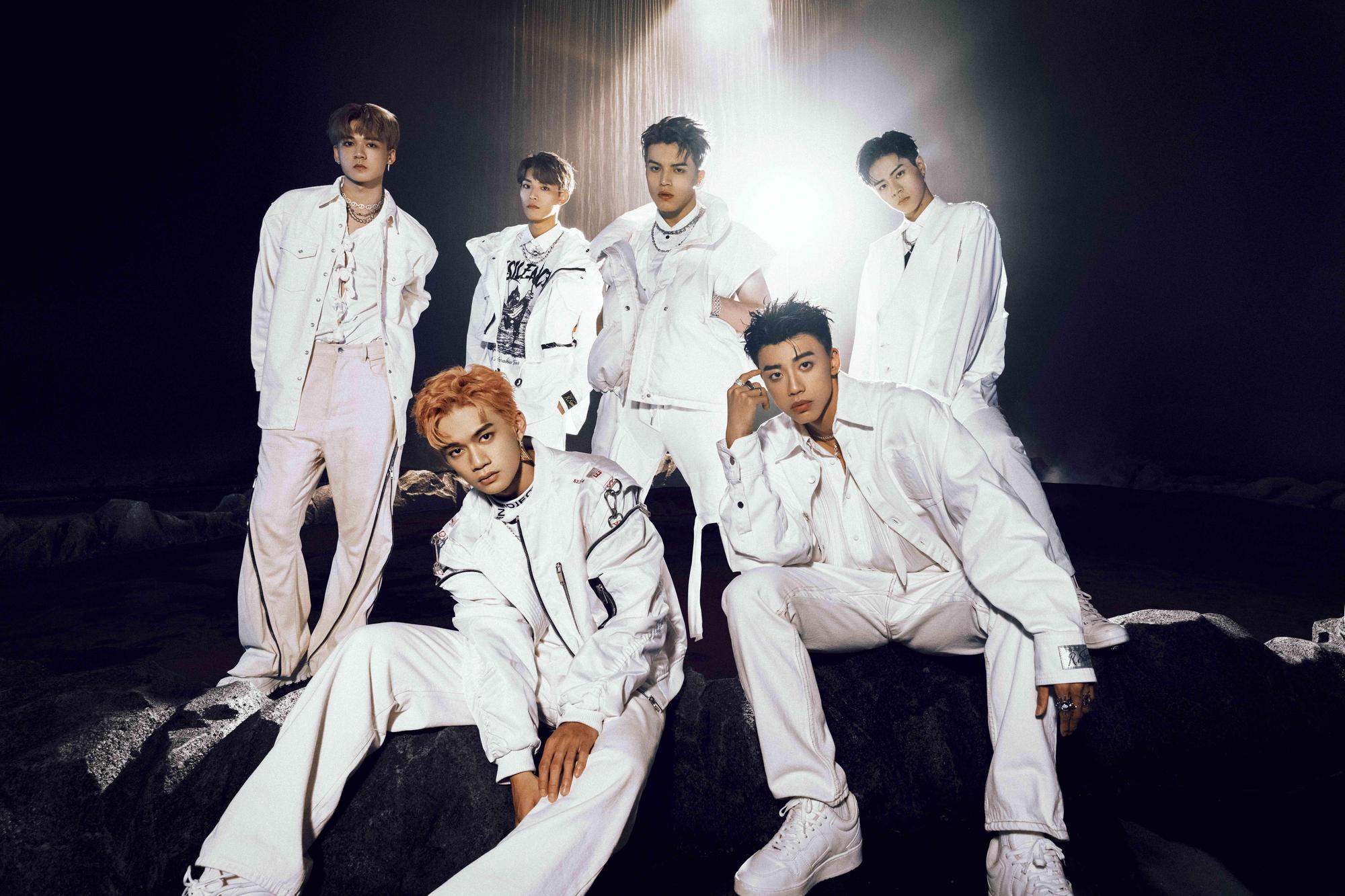 天后蔡依林御用金曲製作人剃刀蔣，為Ozone打造出道單曲，團員公認剃刀蔣「面惡心善」。（索尼音樂）