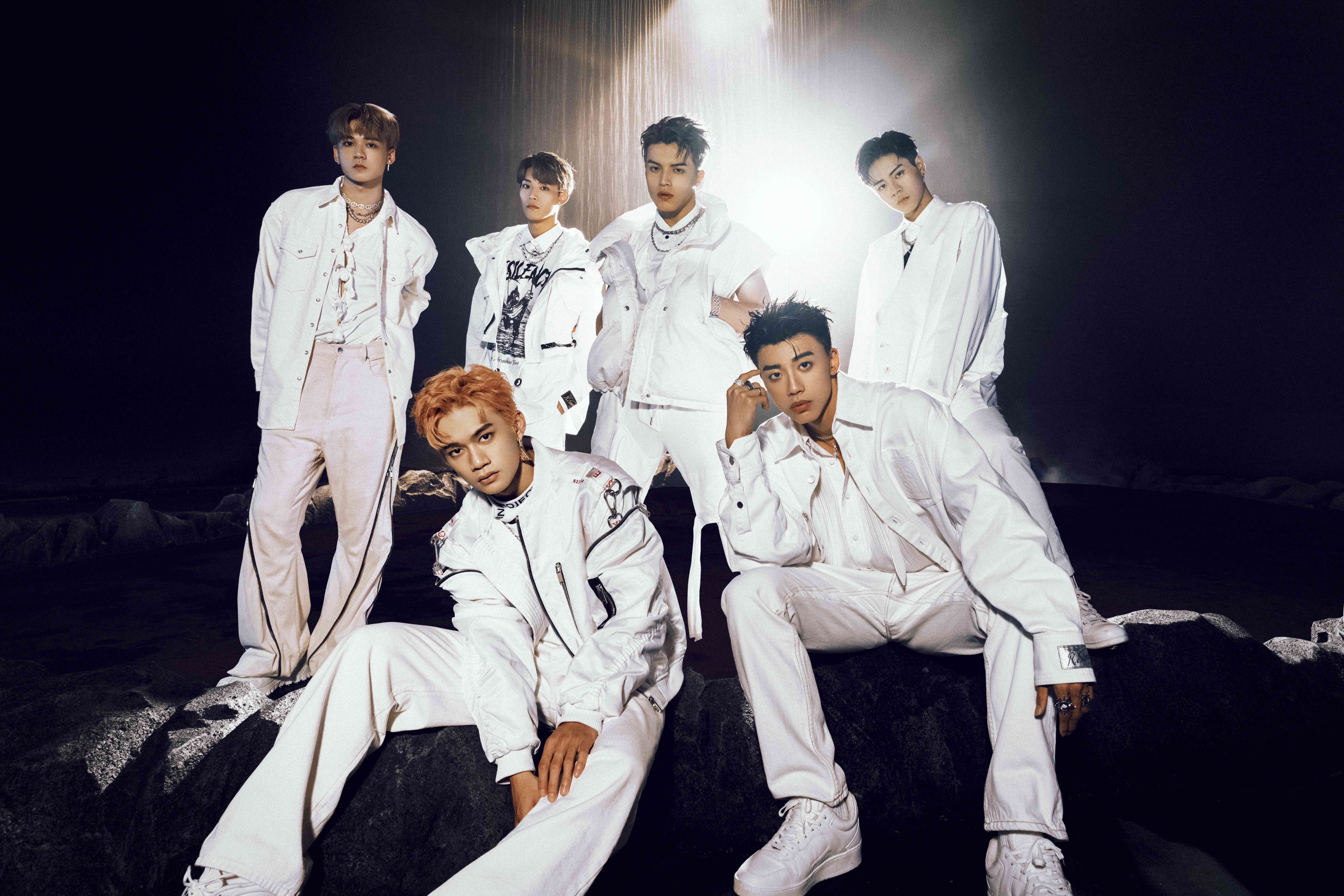 天后蔡依林御用金曲製作人剃刀蔣，為Ozone打造出道單曲，團員公認剃刀蔣「面惡心善」。（索尼音樂）