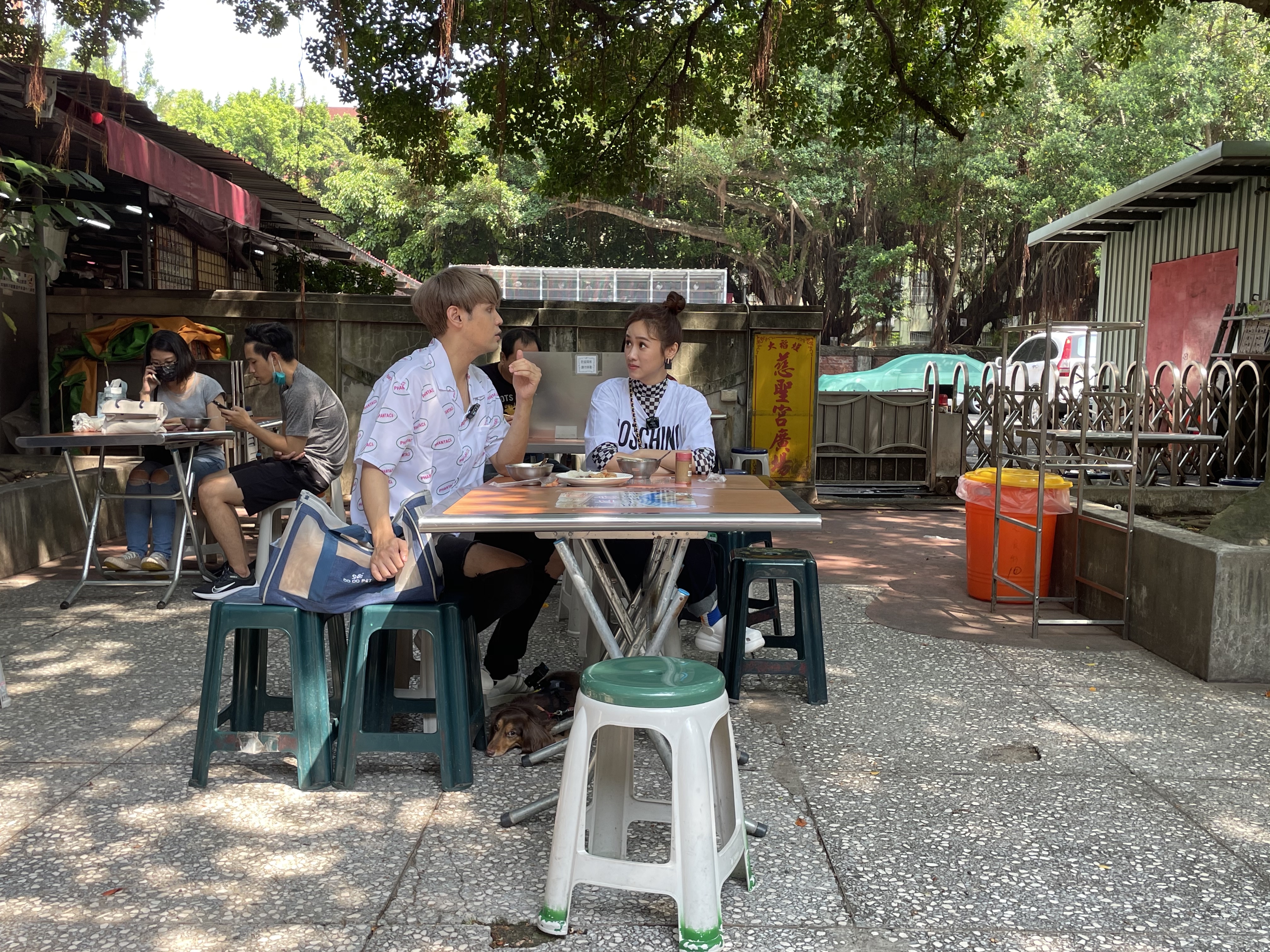 陳零九與Sandy出外景錄影。（圖／TVBS提供）