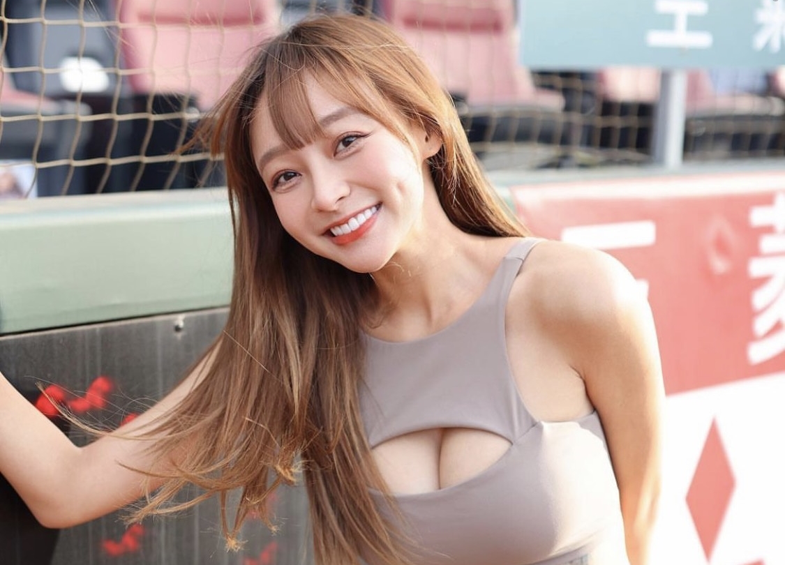 林襄穿成套運動內衣，小可愛正面開了一個橢圓形的口，舉手投足間散發著青春活力。（翻攝自林襄IG）