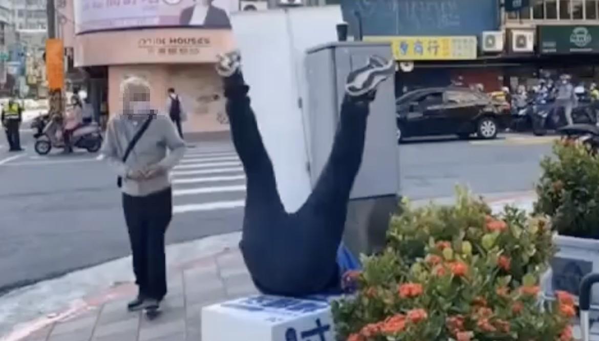 楊植斗從演講台上摔落。（截圖自羅智強臉書）
