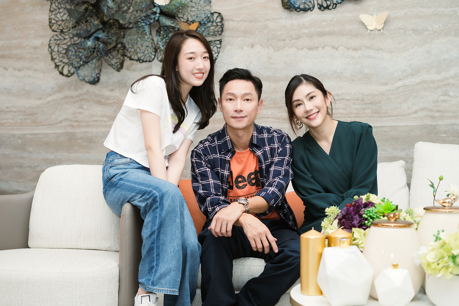 劇中謝祖武與女兒(左)王敏淳、前妻王宇婕團聚 。(圖/TVBS)