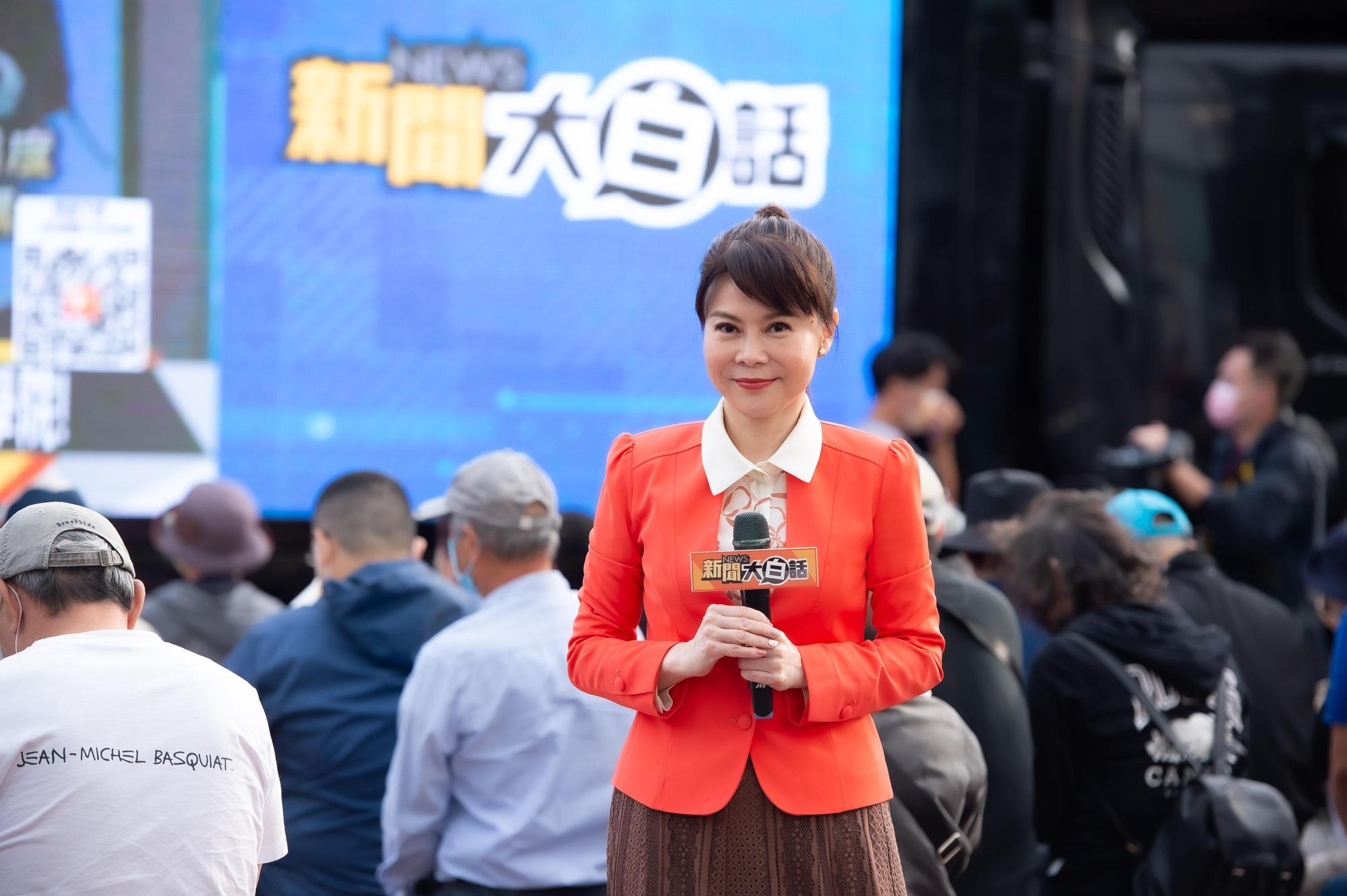 錢怡君頂寒風在戶外與觀眾零距離開講。(TVBS提供)