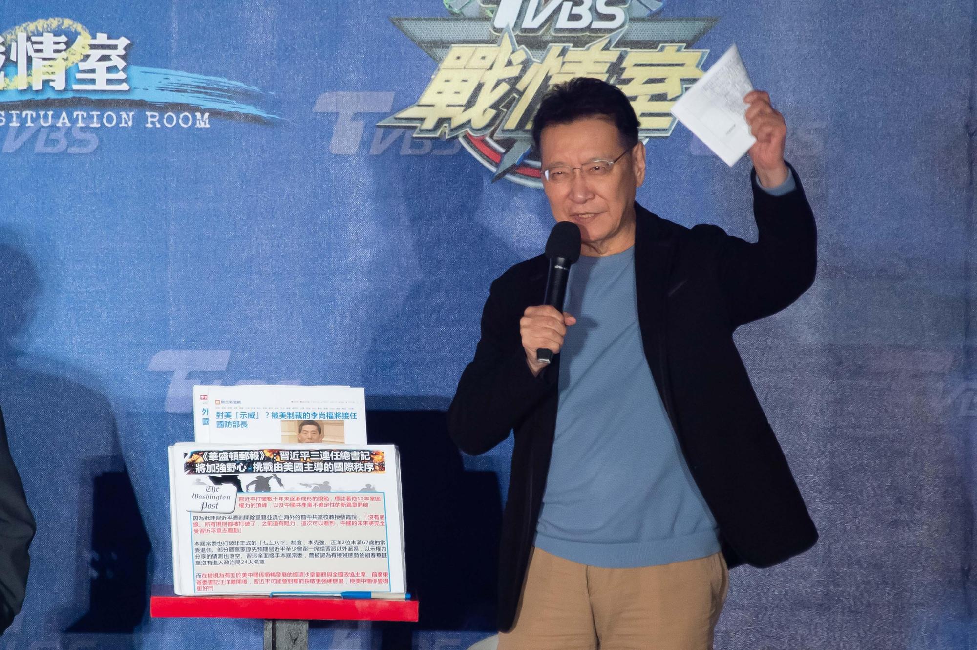 趙少康主持政論節目走出攝影棚開講。(TVBS提供)