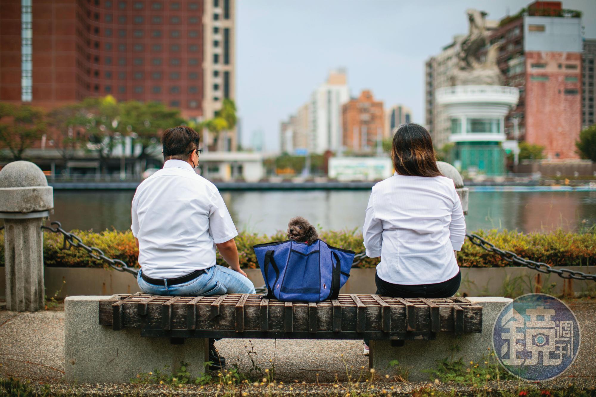 尼莫(左)是跨性別者,已與伴侶(右)結婚共組家庭,他希望免摘除性器官就可更換性別。