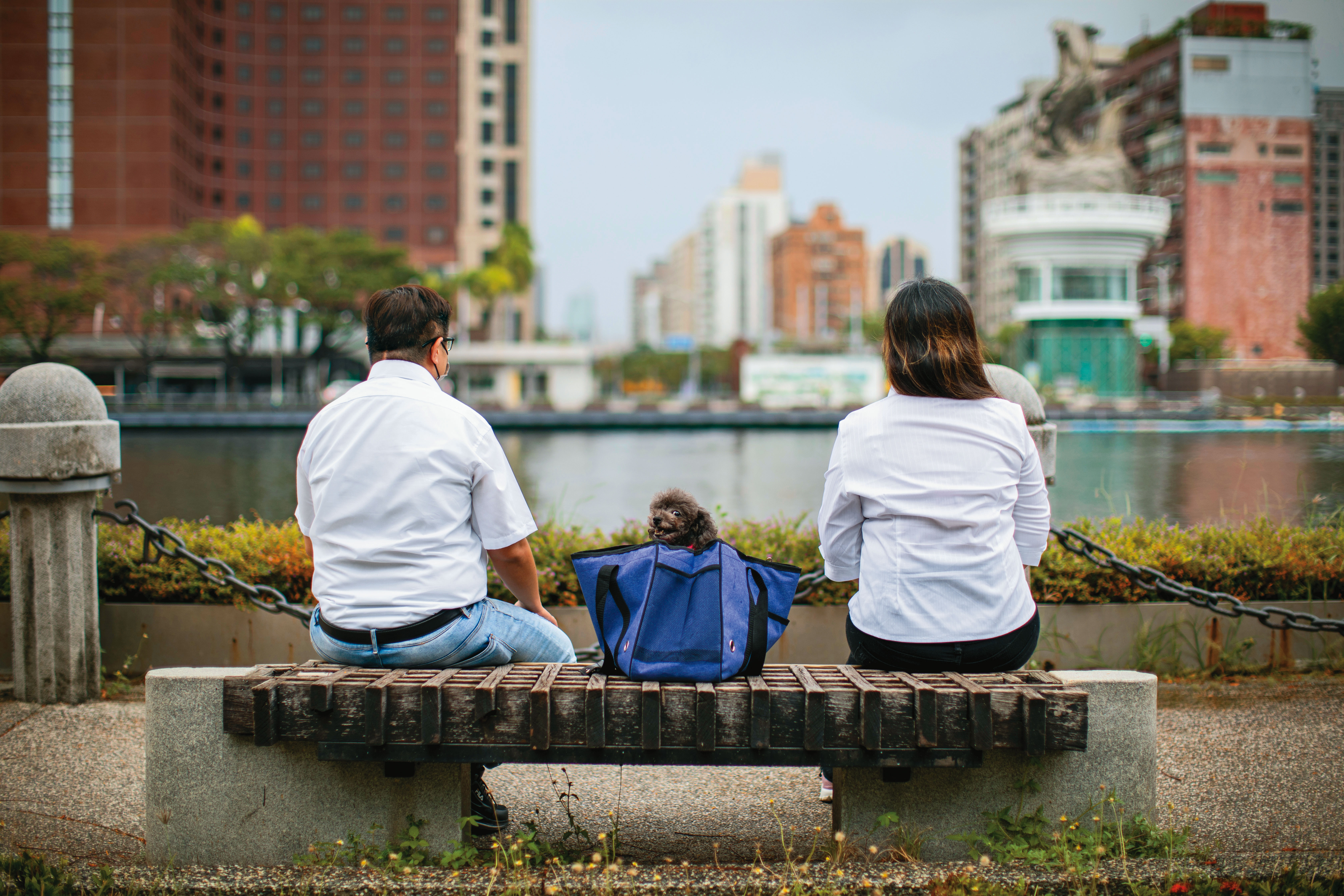 尼莫（左）是跨性別者，已與伴侶（右）結婚共組家庭，他希望免摘除性器官就可更換性別。