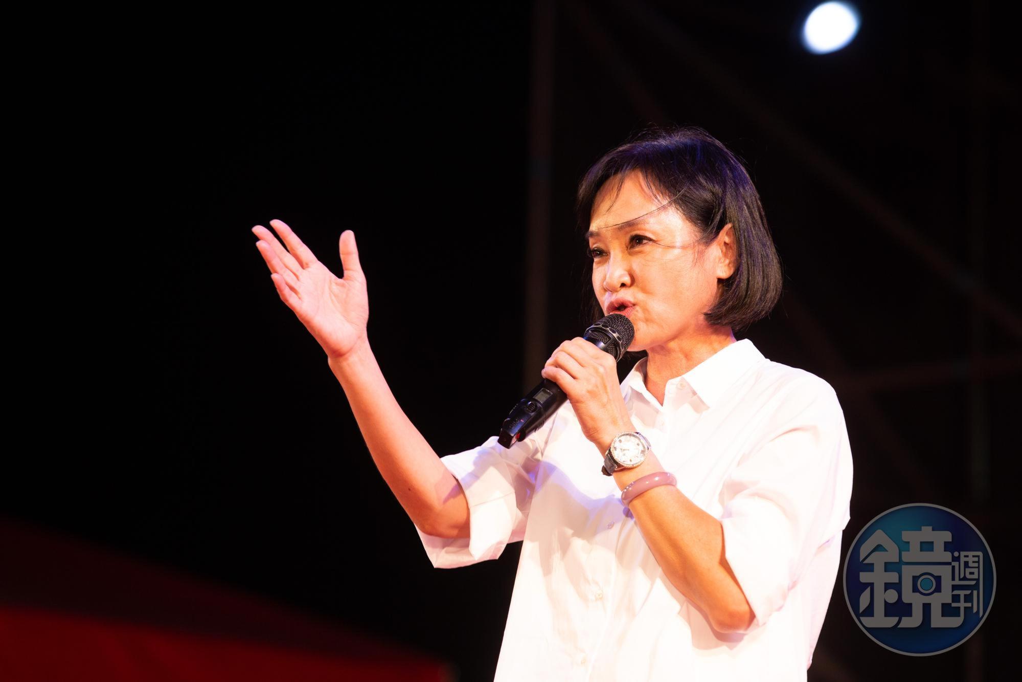 柯志恩昨晚間到鳳山開講時，一度激動哽咽喊出，「不管這一次的選舉如何，我一定長住高雄，我一定駐留高雄」。（本刊資料照）