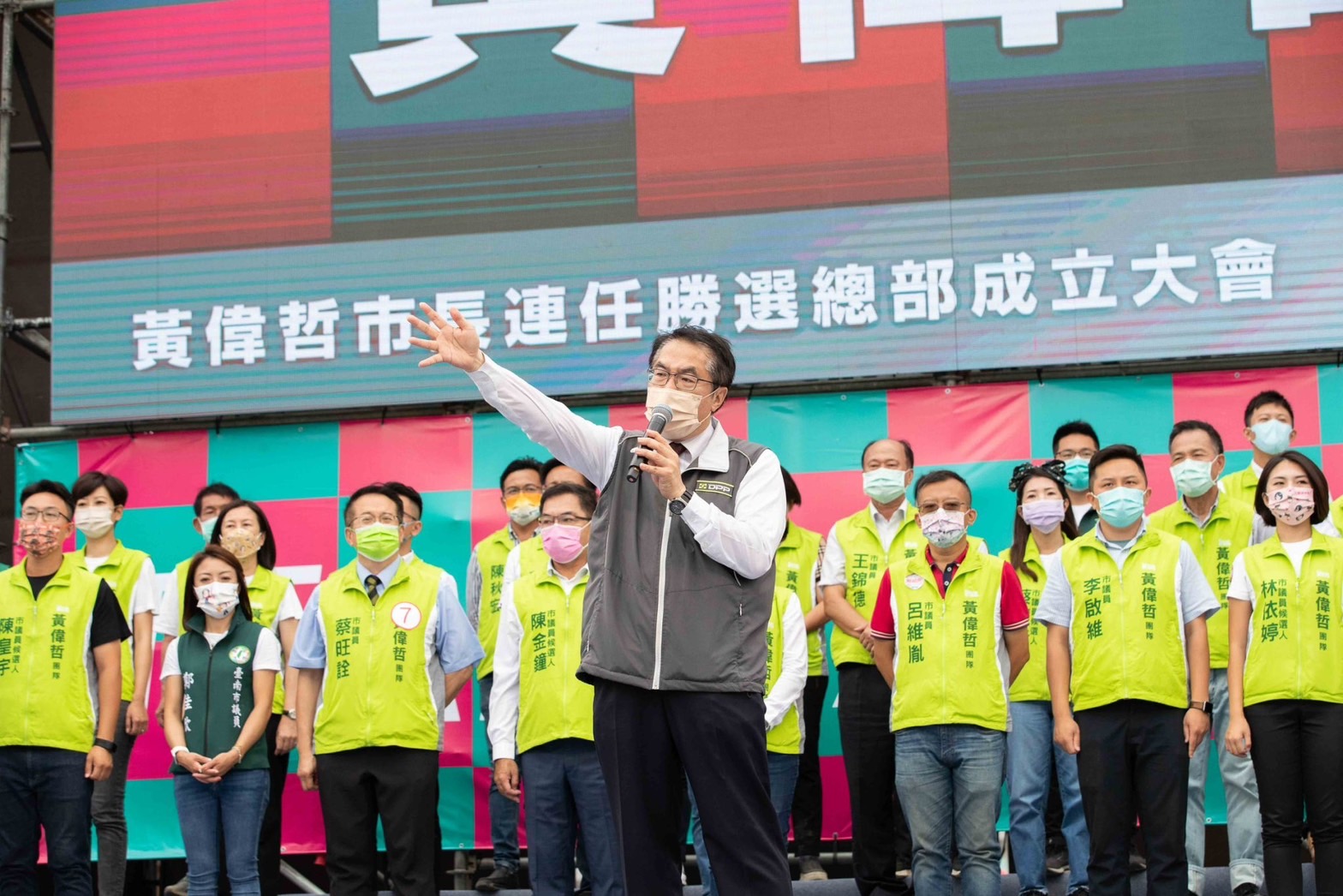 民進黨委託趨勢民調進行台南市長支持度民調，黃偉哲大贏對手。（黃偉哲競選總部提供）