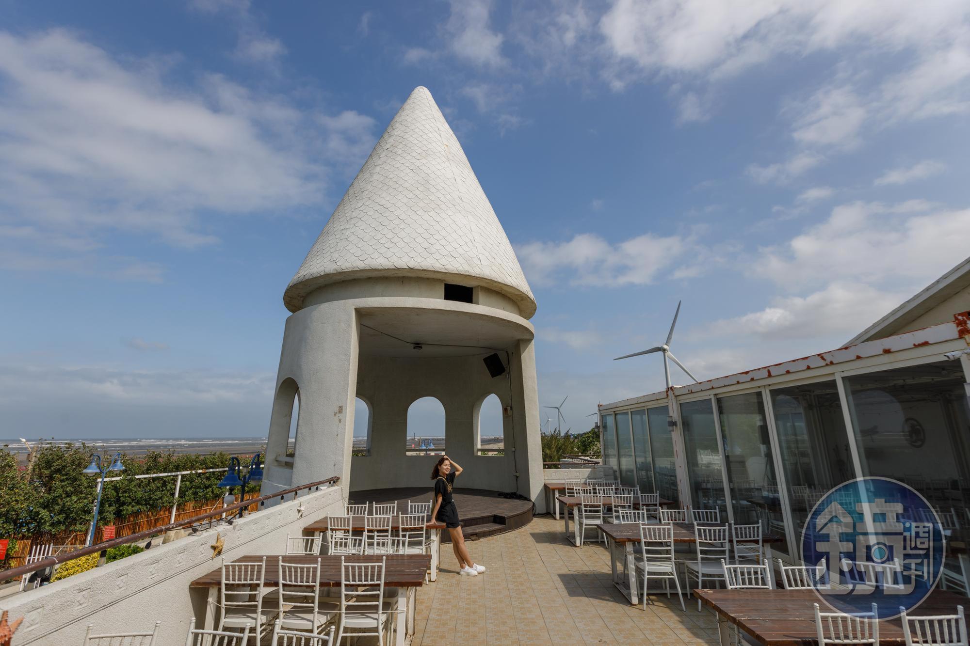 「大安濱海樂園」近幾年轉型成功，將老舊建築重新粉刷上白漆。
