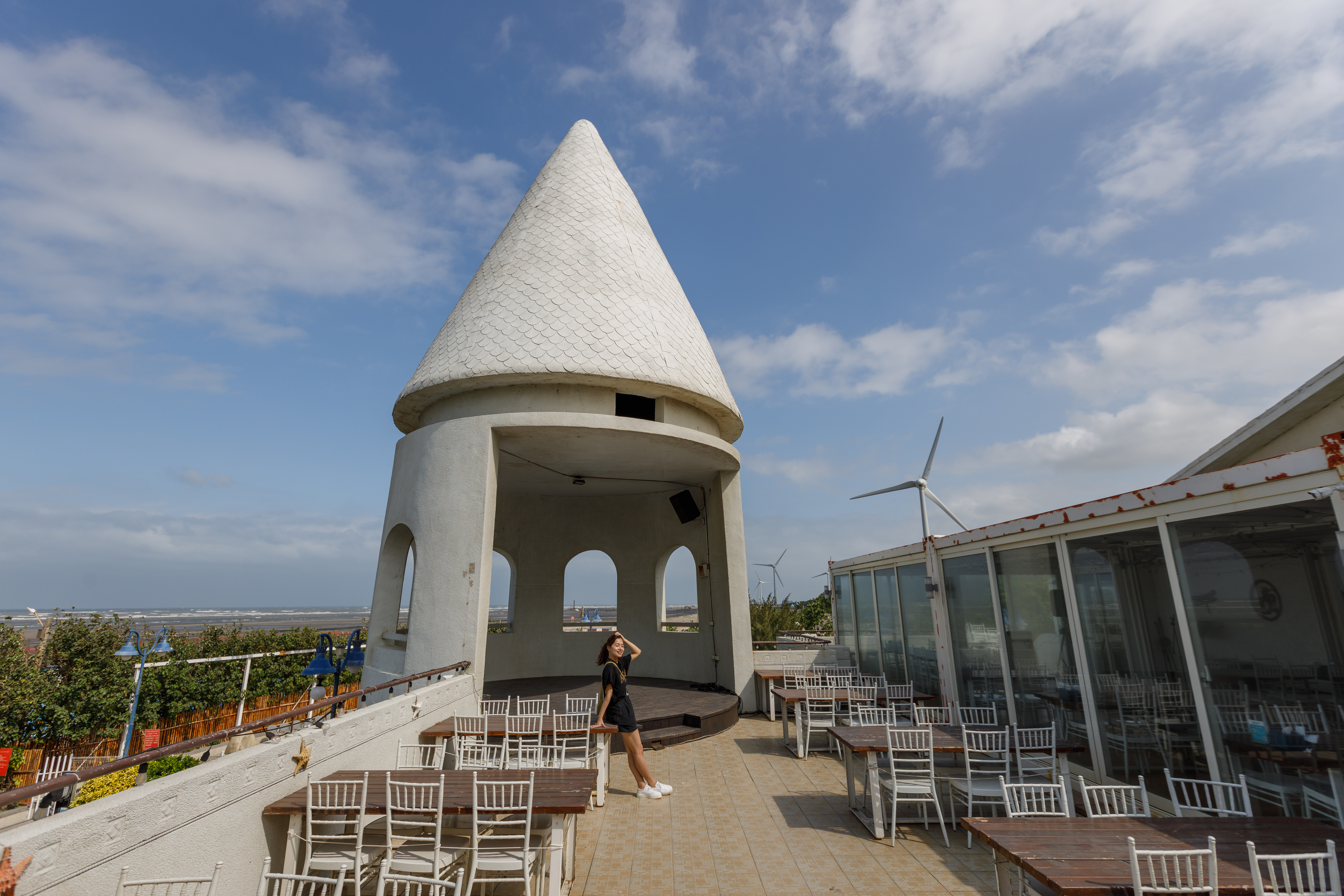 「大安濱海樂園」近幾年轉型成功，將老舊建築重新粉刷上白漆。