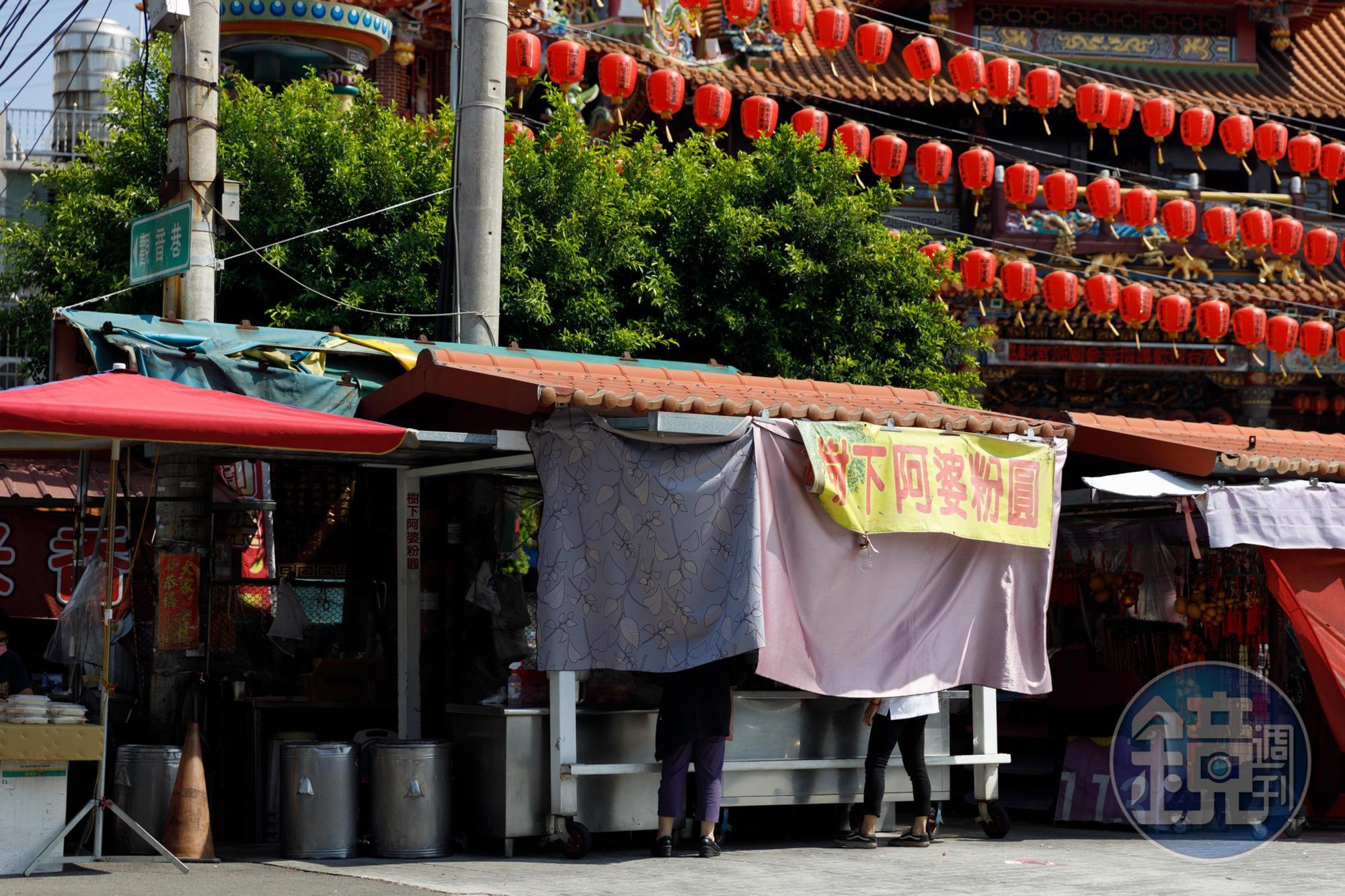 廟口前的「樹下阿婆粉圓」是清水人從小喝到大的在地手搖飲。