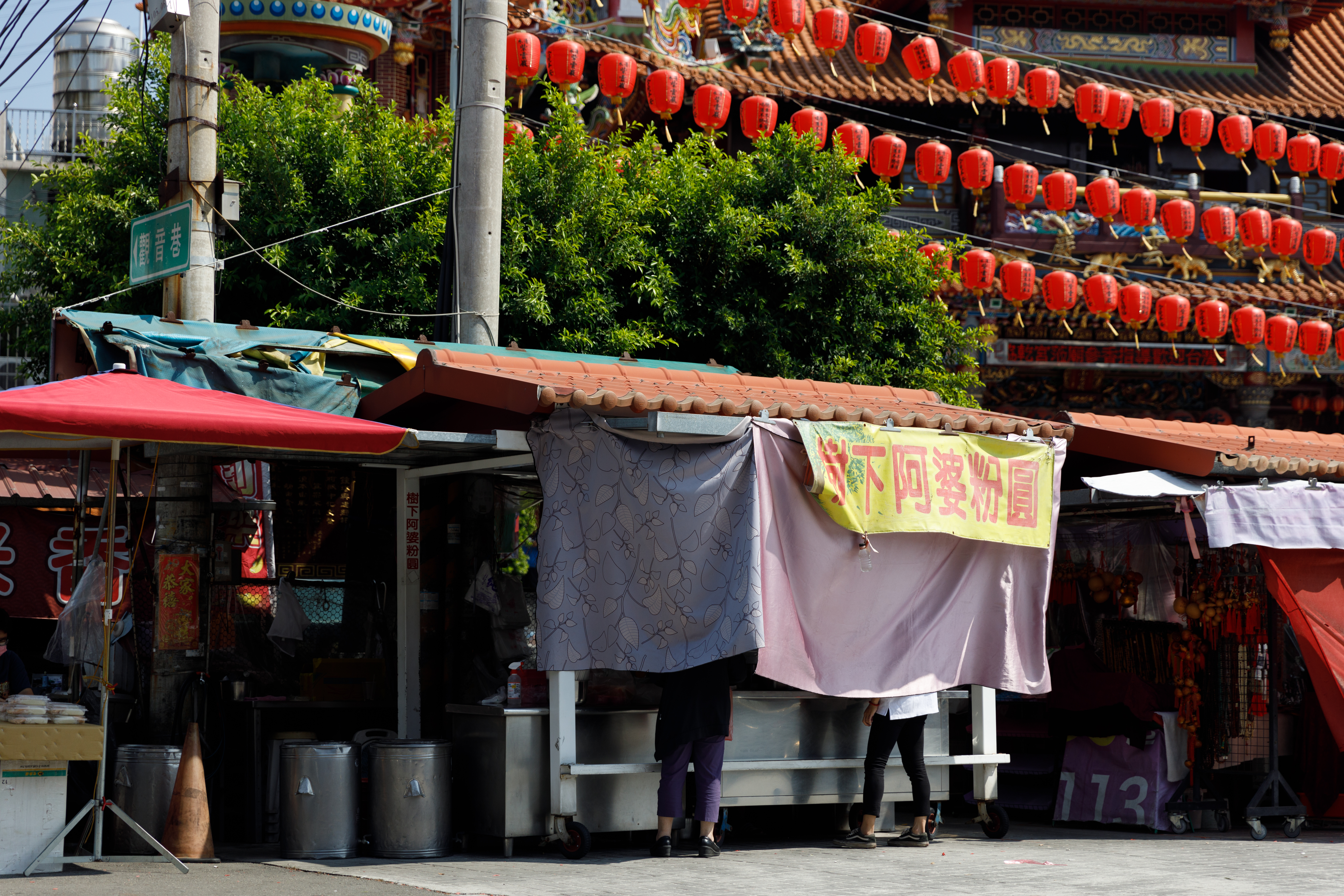 廟口前的「樹下阿婆粉圓」是清水人從小喝到大的在地手搖飲。