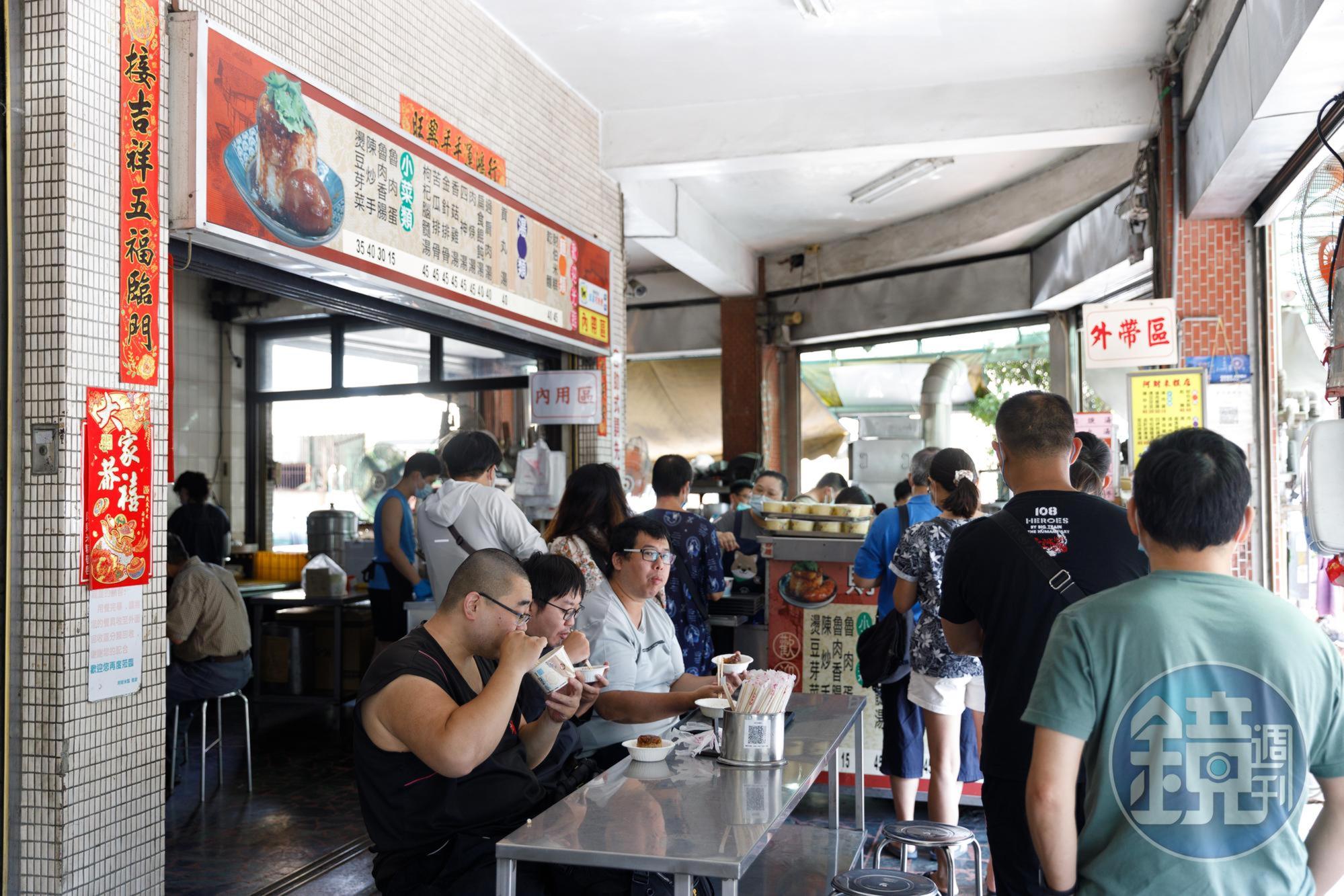 超過50年的清水老店「阿財米糕」就連平日也是長長排隊人龍。