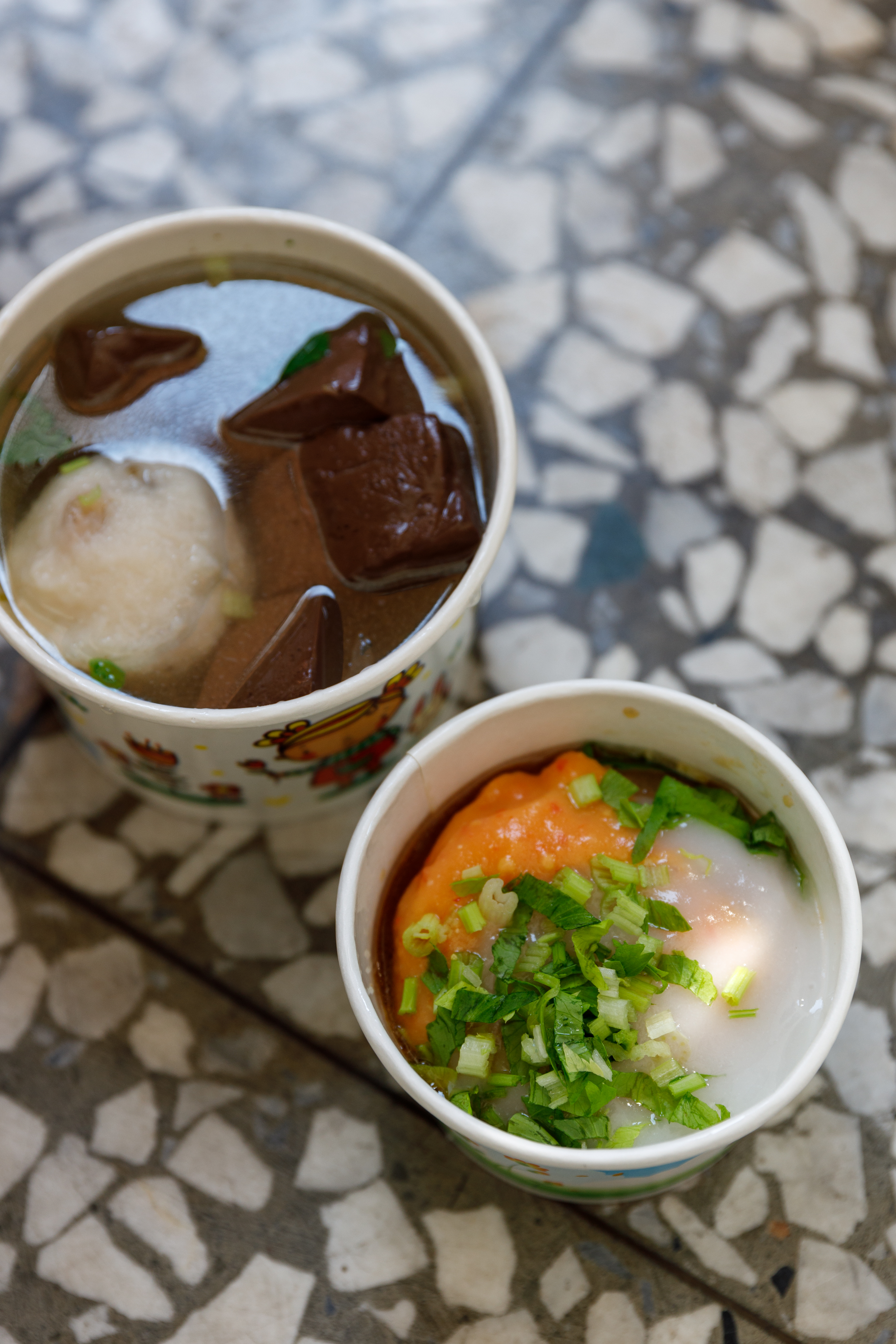 阿文除了招牌「肉圓」（前，40元／粒），湯品「綜合湯」（後，45元／碗）也是必點招牌，裡頭有豬血、蘿蔔及肉丸。