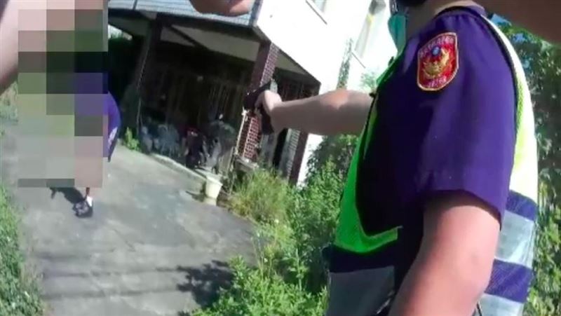 胡嫌認為伯母是複製人而且要害他，因此持刀將其砍死。警開3槍擊中胡嫌右腳將他制伏。（翻攝畫面）