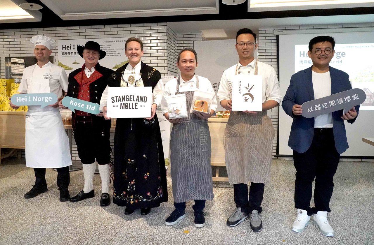 記者會上「吳寶春麥方店」創辦人吳寶春（右3）、Fika Fika Cafe創辦人陳志煌（右1）與斯坦格蘭百年磨坊總監主廚Jesper（左起）、業務總監Simmer、第五代傳人Marianne、吳寶春麥方店行政總主廚謝忠祐（右2），將挪威麵包文化帶進台灣。（吳寶春麥方店提供）