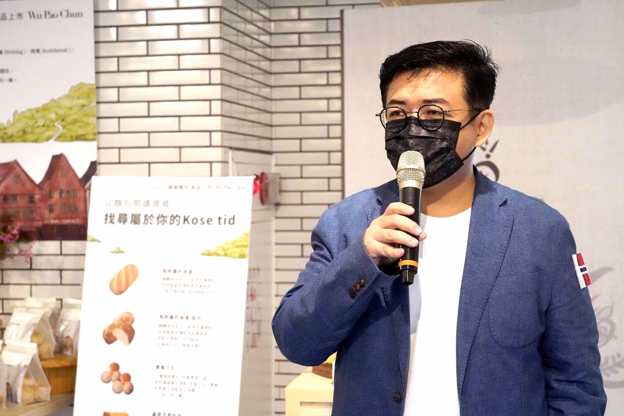 「Fika Fika Café」創辦人陳志煌經過多番測試，為挪威麵包最適合搭配的咖啡風味設計專屬掛耳包咖啡。（吳寶春麥方店提供）