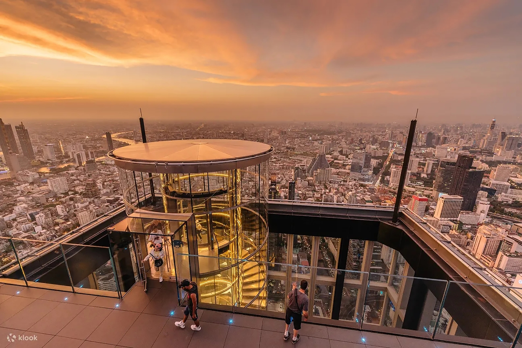 2018年在曼谷最高地標正式開放的Mahanakhon SkyWalk天空步道便成為許多旅客來曼谷必朝聖的景點之一。（Klook提供）