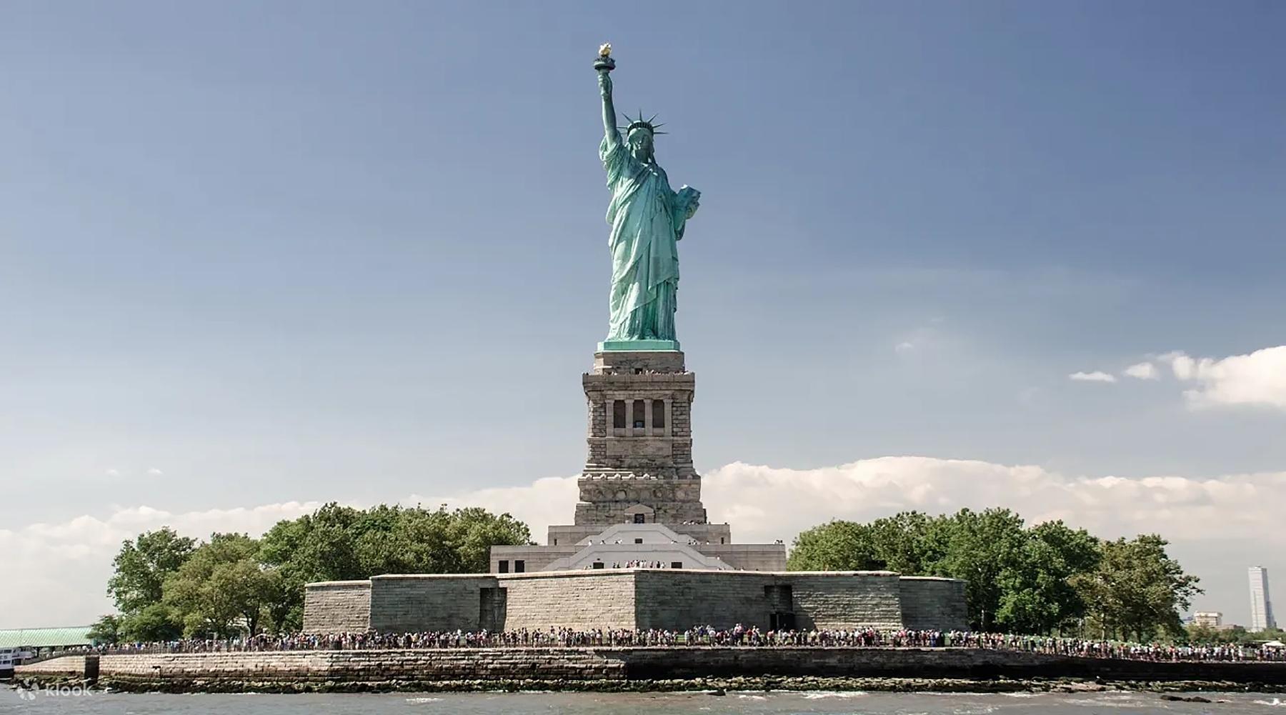 沿著東河遊船，欣賞紐約許多標誌性景點和地標的美景，如自由女神像以及歷史悠久的埃利斯島。（Klook提供）