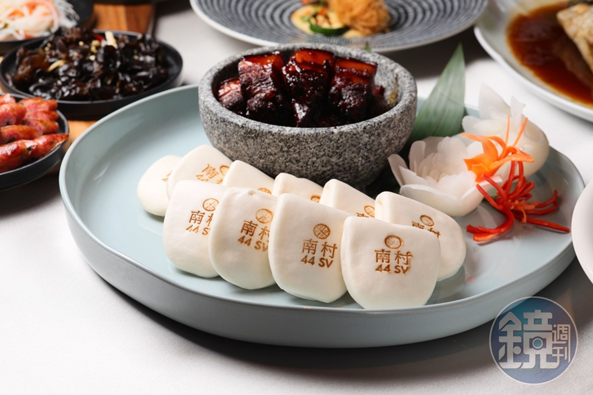 加入蜂蜜並炒出漂亮糖色的「紅燒肉刈包」，一上桌就叫人食指大動。（23,800元10人桌菜菜色）